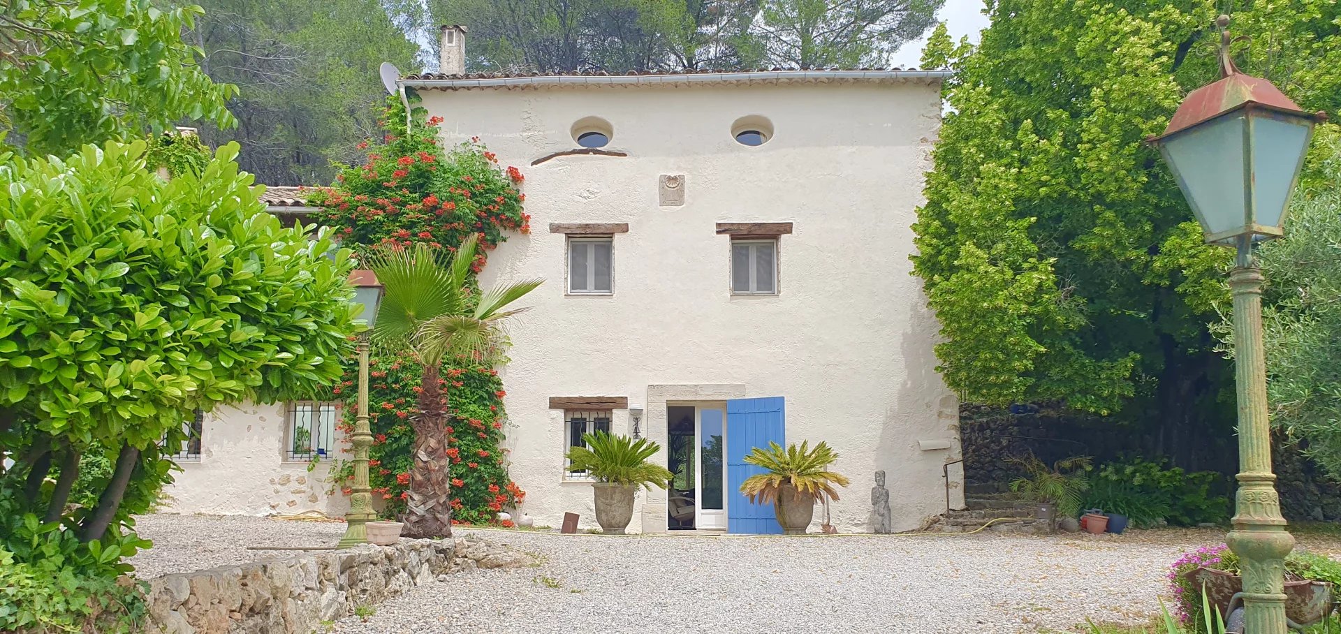 Ancienne bastide rénové  sur 1,2 ha.