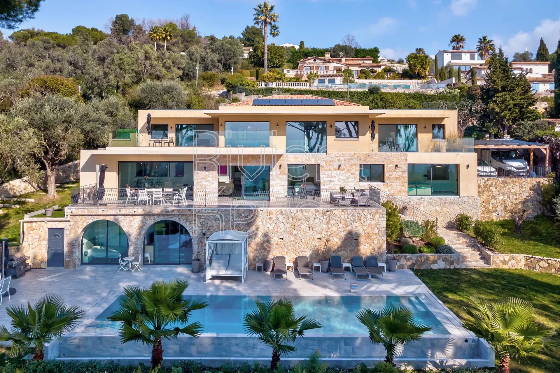 MOUGINS: Erstklassige, neuwertige Villa mit 6 Suiten und Panoramameerblick, hochwertige Ausstattung