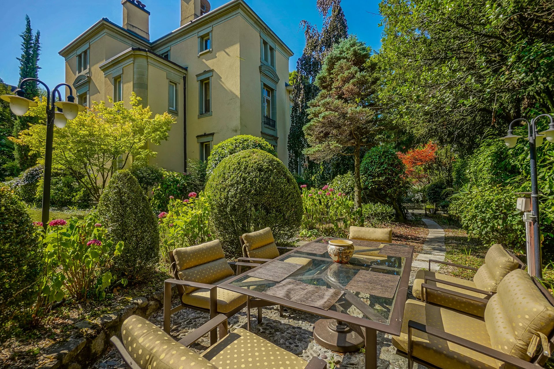 Private mansion close to the lake