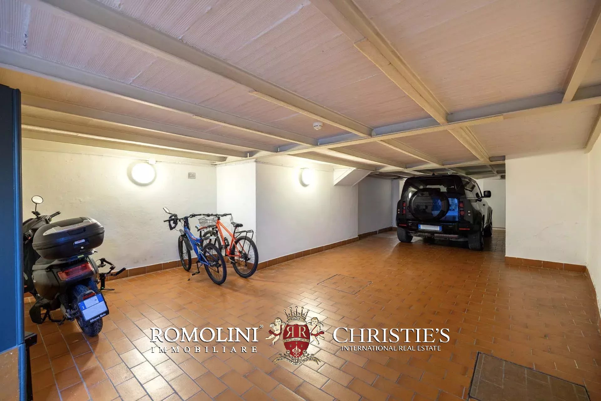 PRACHTVOLLER RESTAURIERTER PALAZZO MIT BLICK AUF DAS HISTORISCHE ZENTRUM VON FLORENZ ZU VERKAUFEN