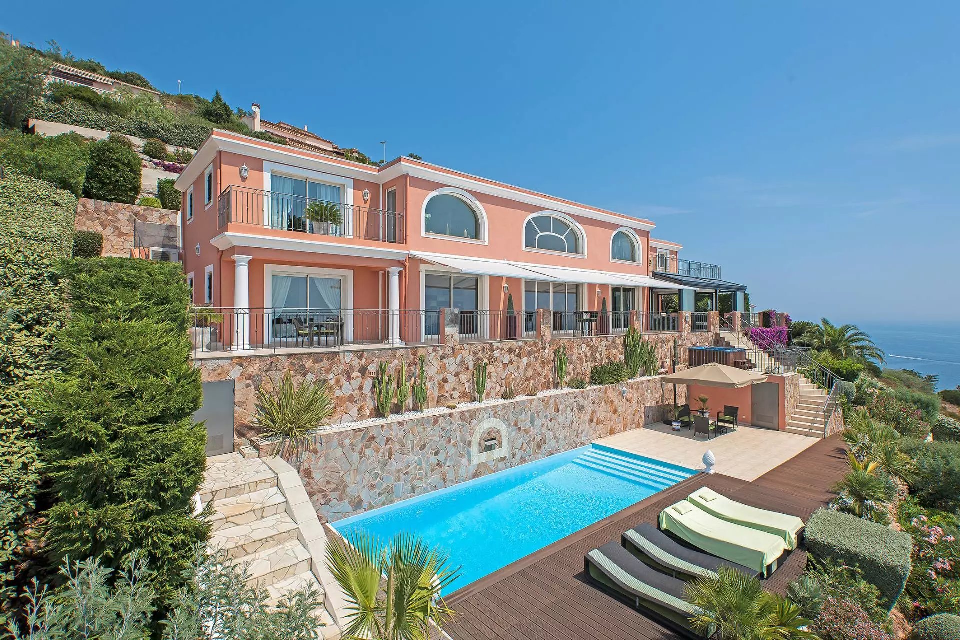 CO-EXCLUSIVITY – SEA VIEW VILLA BETWEEN SAINT-RAPHAËL AND CANNES