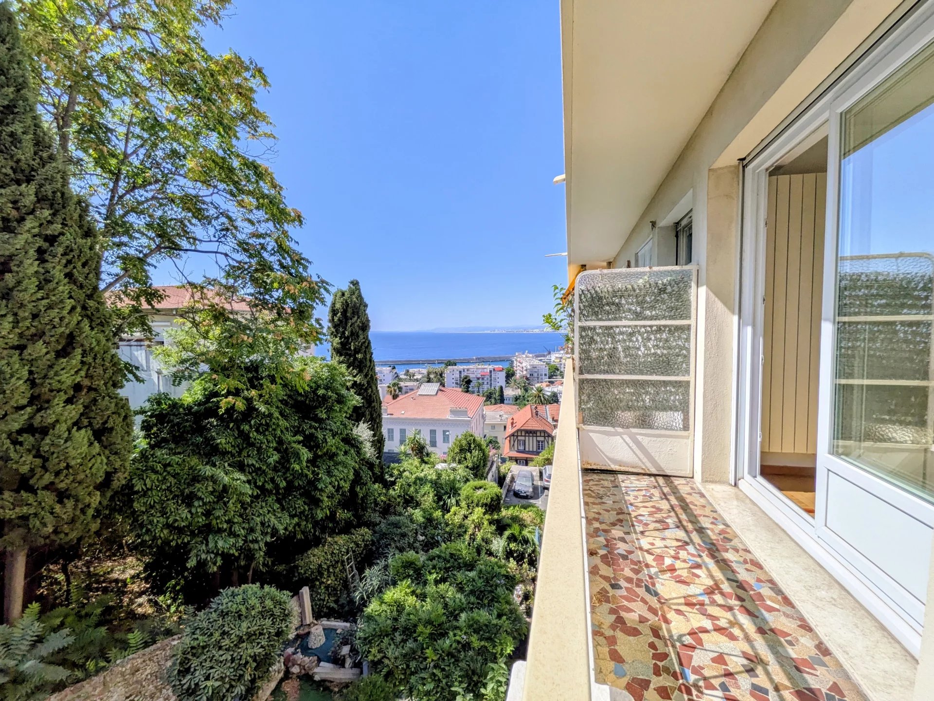 NICE – MONT BORON – 2 PIÈCES – BALCON – VUE MER LATÉRALE – CALME – 4E ÉTAGE – CAVE – PARKING COLLECTIF