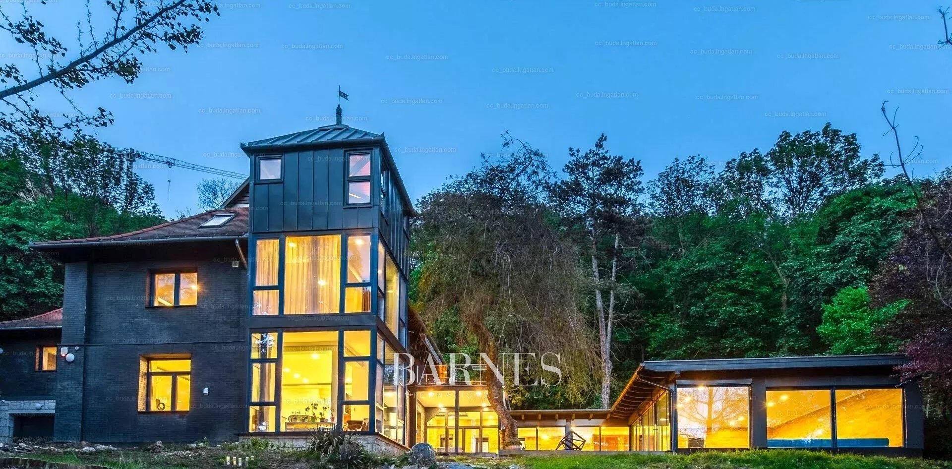 Unique villa surrounded by a private garden with ancient trees