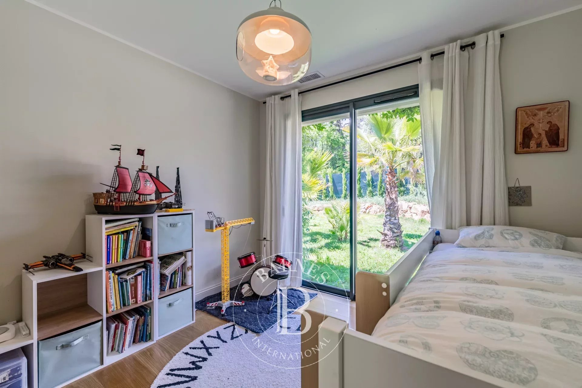 Roquefort-les-Pins - One storey family house with pool - 5 bedrooms plus study - picture 18