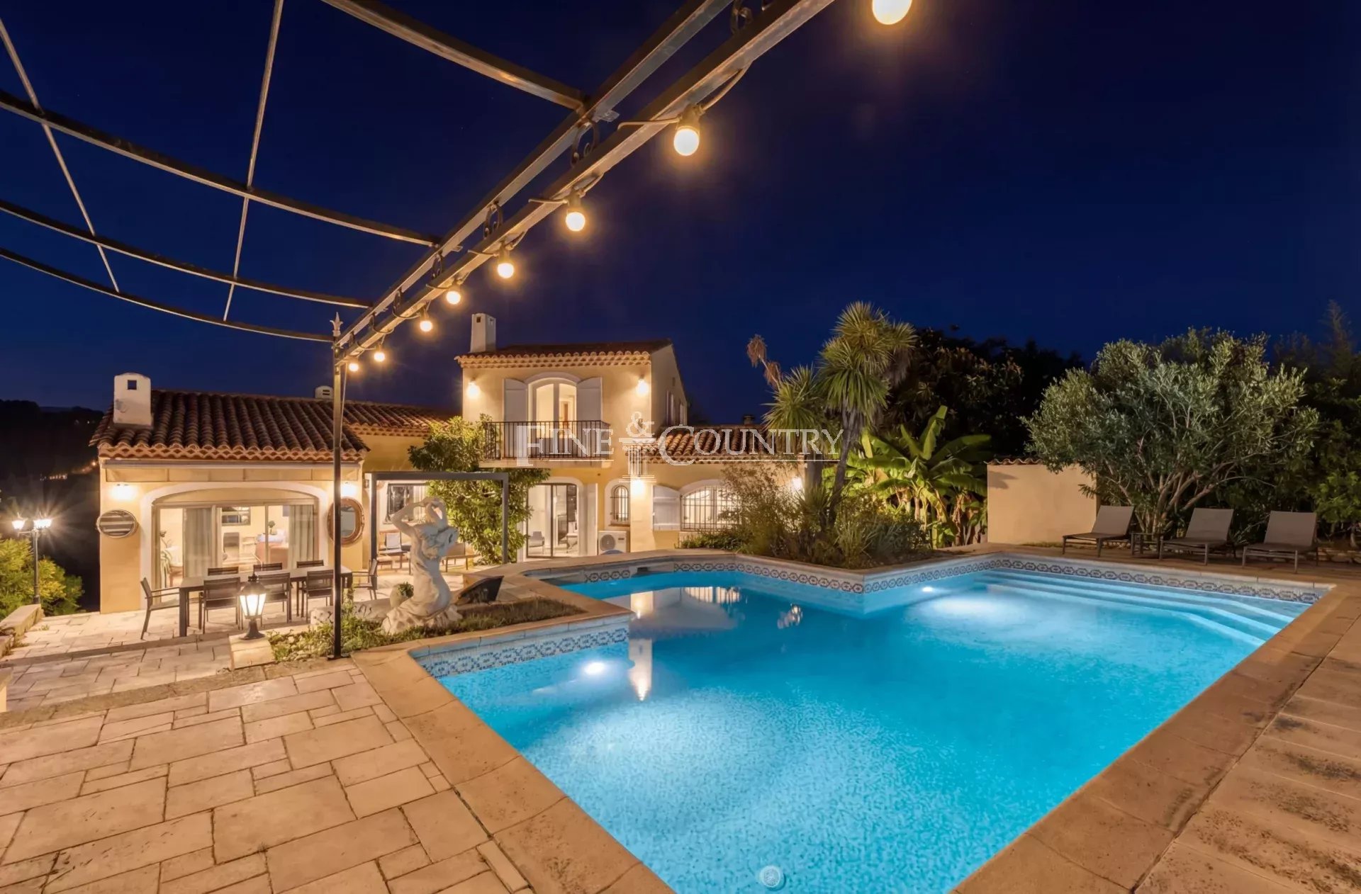 For sale  Villa in Valbonne - Panoramic view Accommodation in Cannes