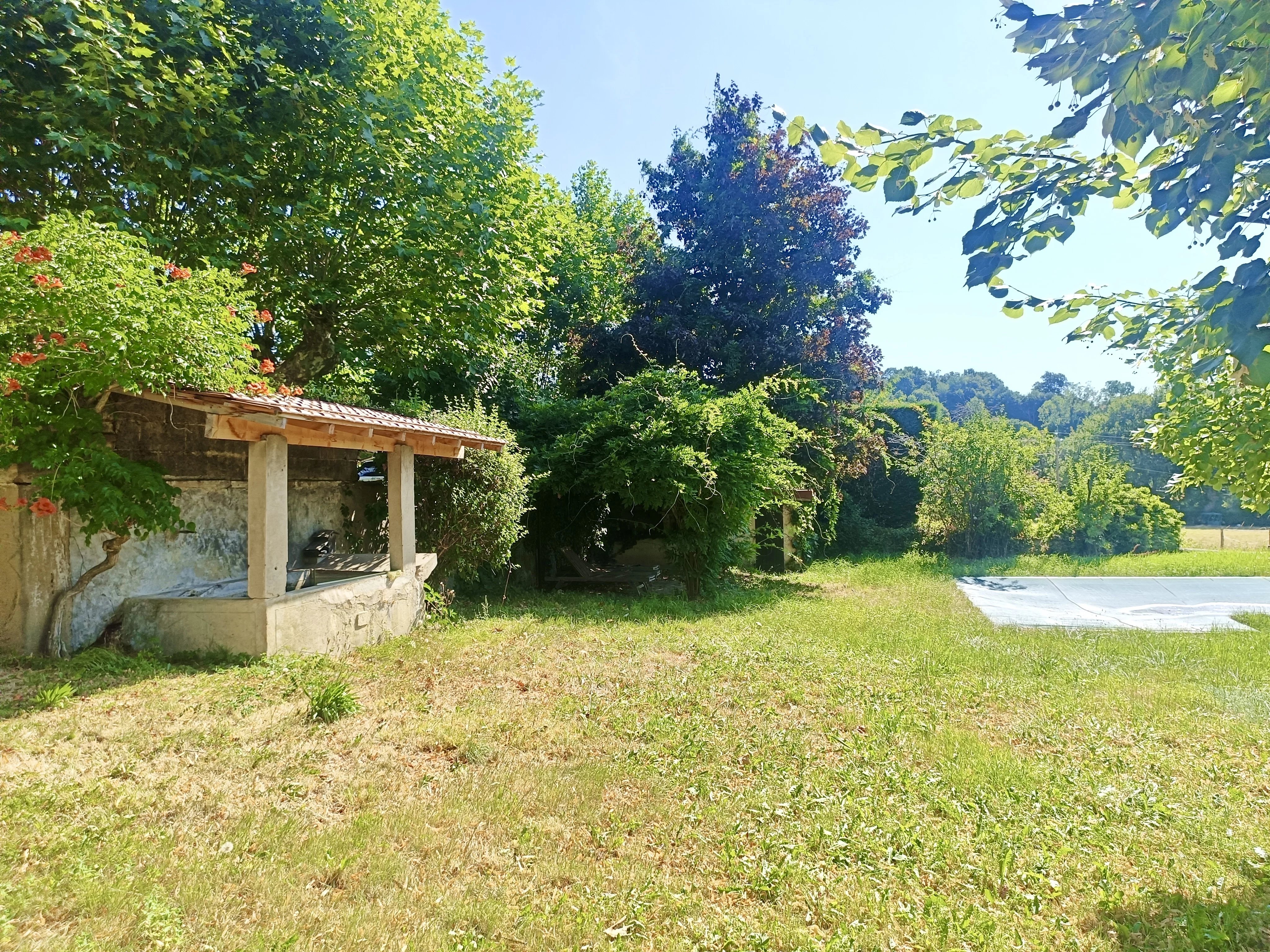 MAISON FAMILIALE DE CARACTÈRE AVEC PISCINE ET DE NOMBREUSES DÉPENDANCES — photo 8