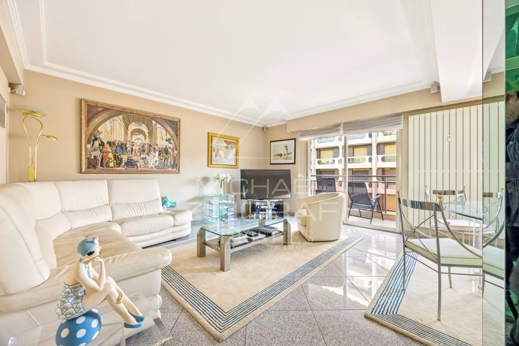 Apartment for sale in Cannes — CANNES - CENTER - APARTMENT WITH PARTIAL SEA VIEW