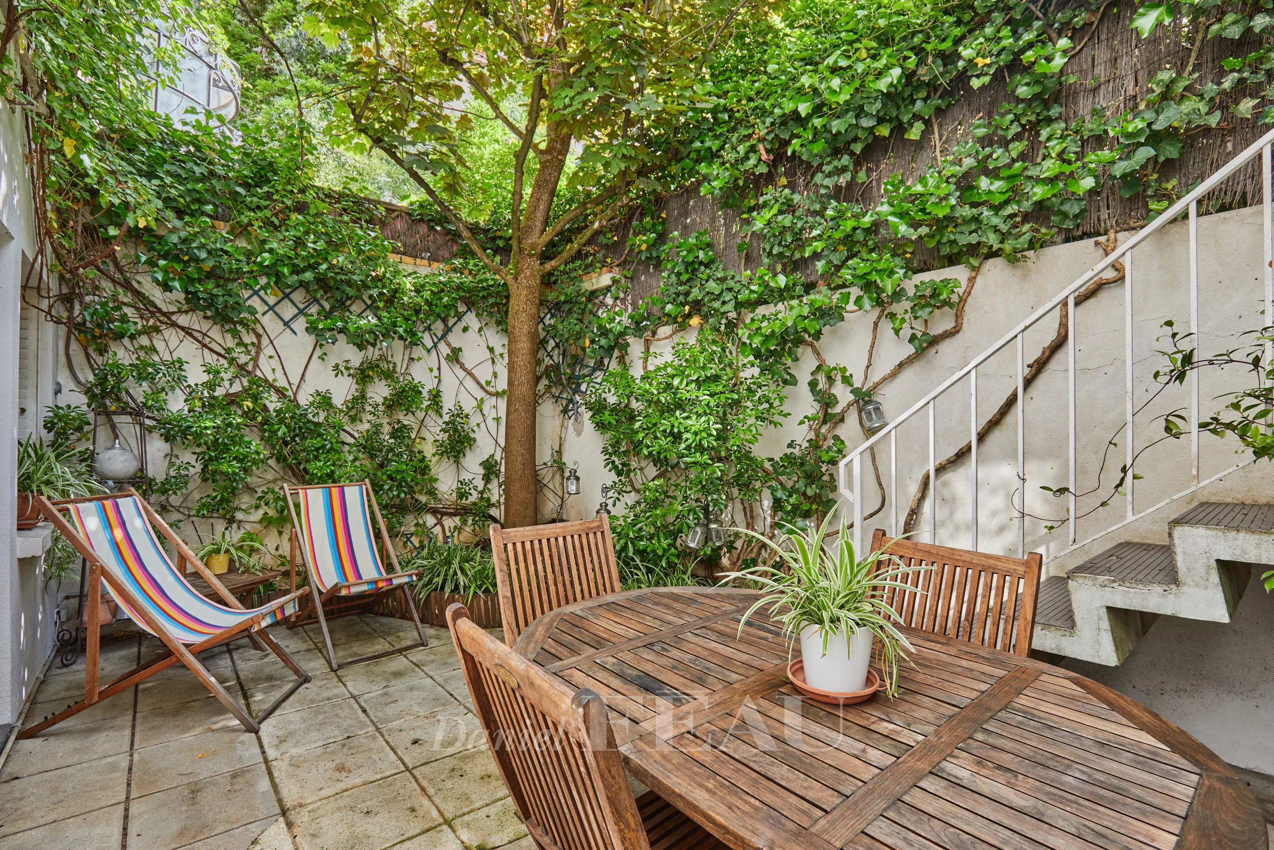 Paris XVIe - Métro Exelmans, voie privée - Maison familiale, cinq chambres et terrasses.