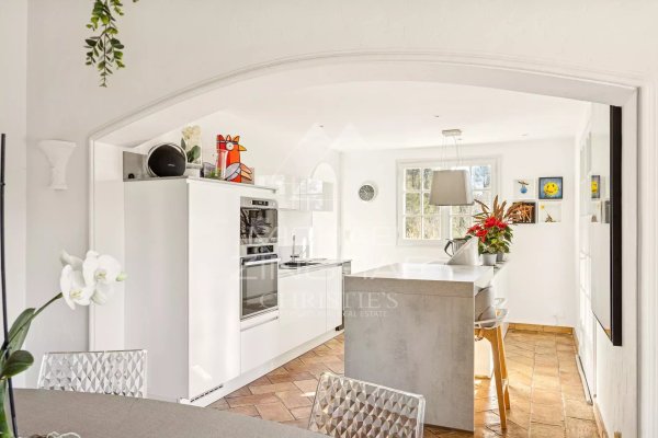 Charming Renovated Property with Guest Suites and Wellness Area — photo 7