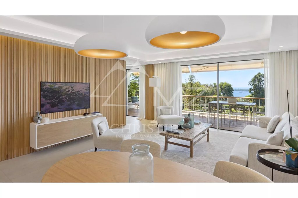 Apartment for sale in Cannes — SOLE AGENT: 4 contemporary rooms in a prestigious residence