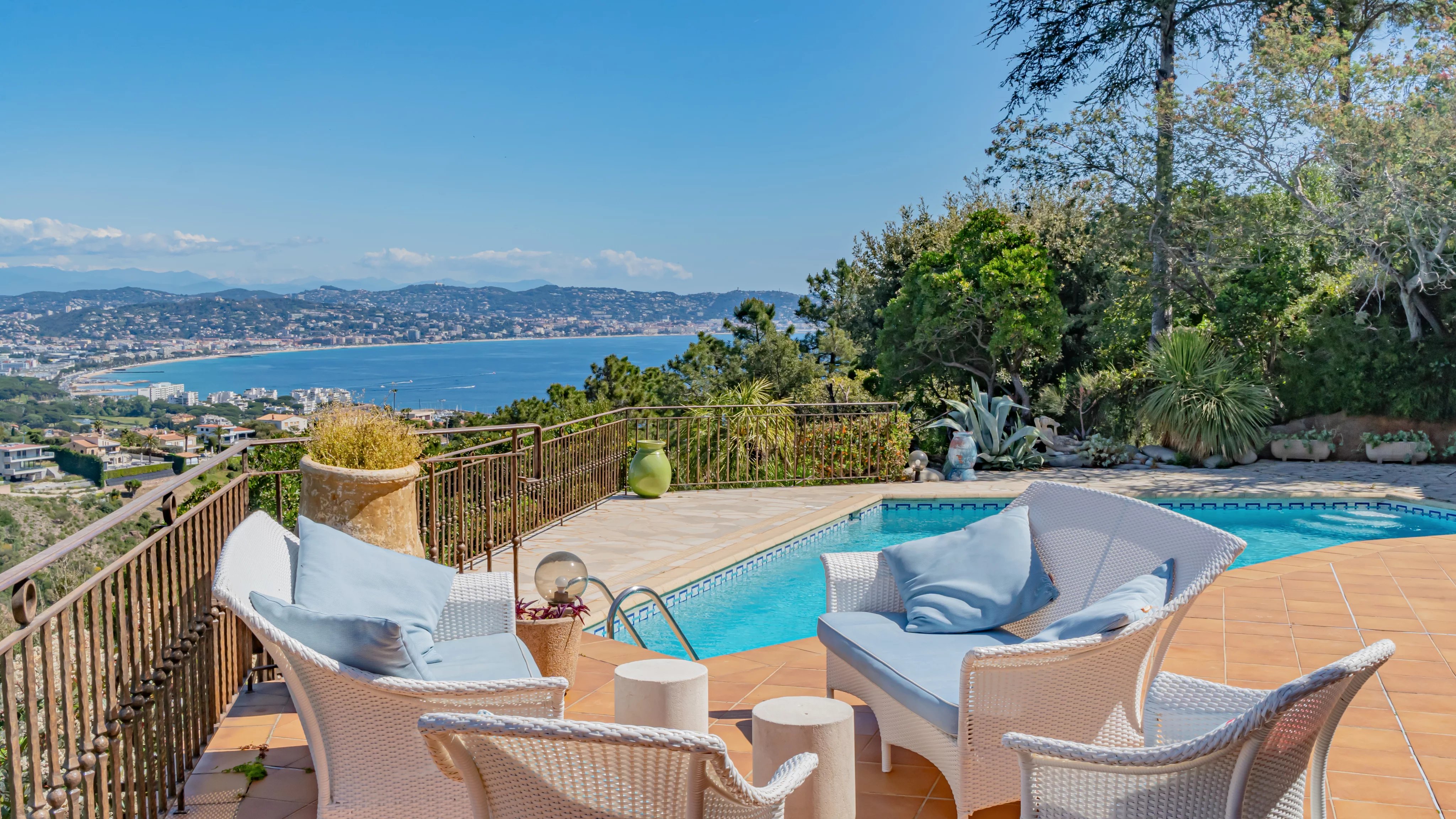 Sole agent– Couelle-Style Architect’s Villa with Sea & Estérel Views