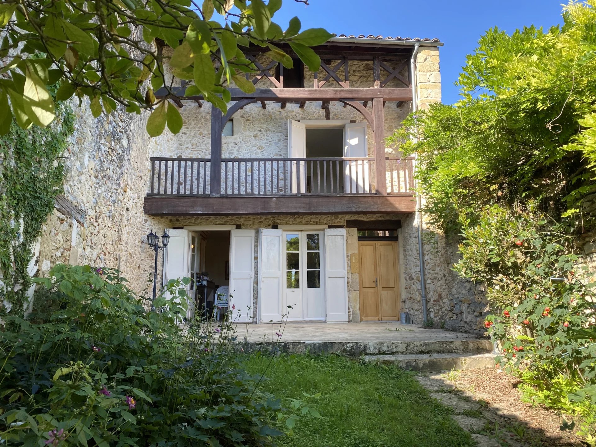 Aurignac! Attractive T5 village house with Pyrenees views, courtyard and large garden