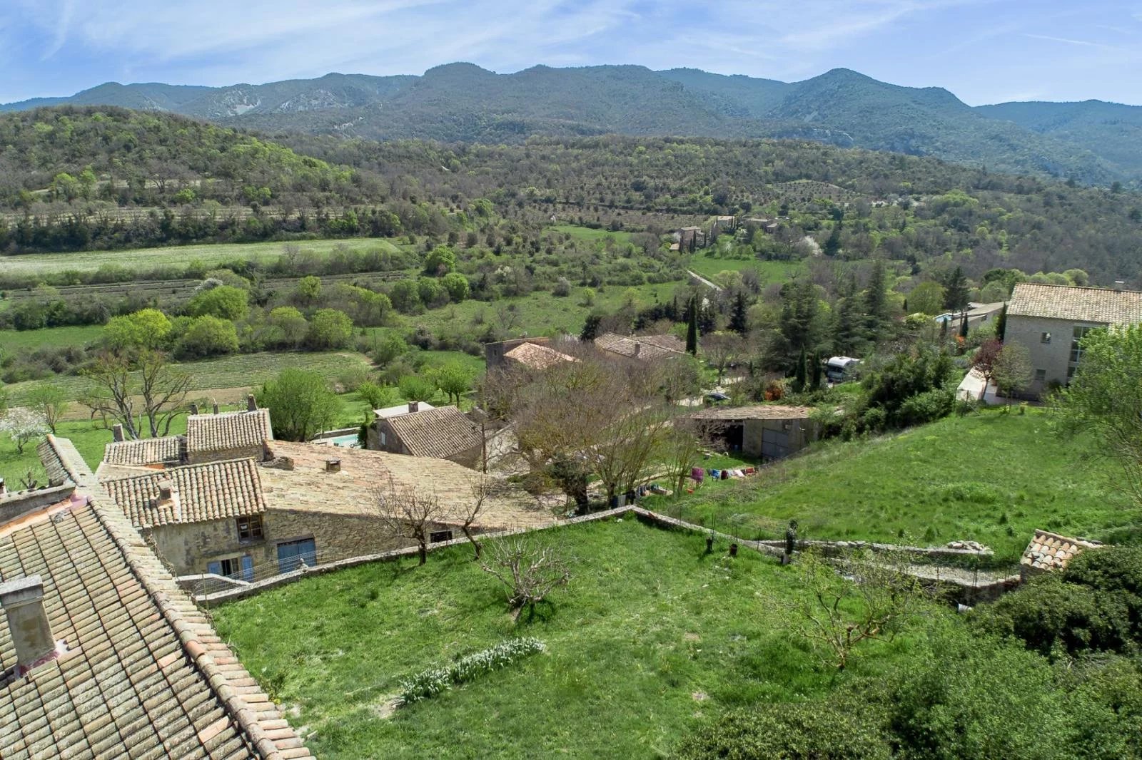 Bastide de charme à rénover dans le village de Buoux
