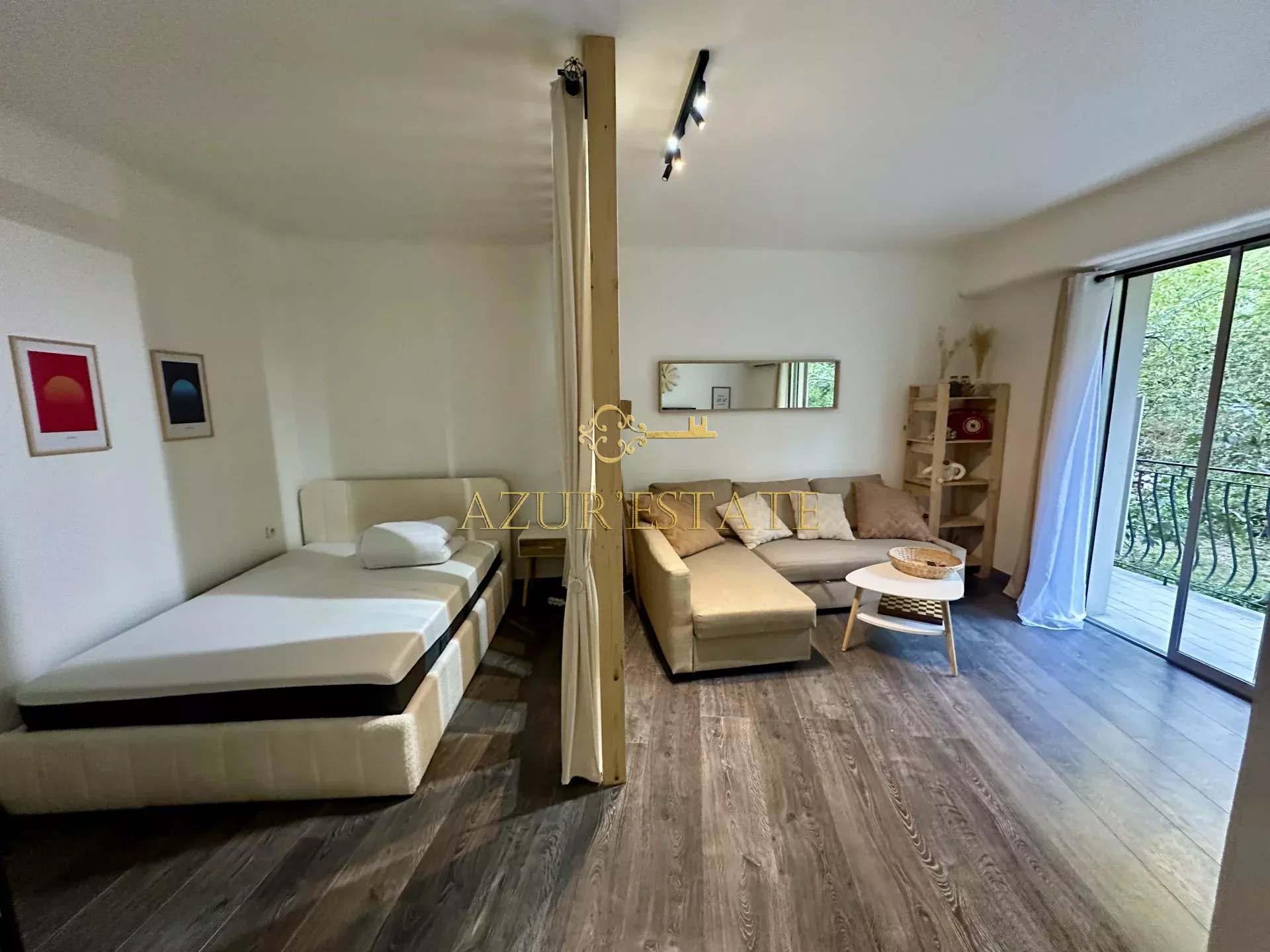 ROQUEBRUNE CAP MARTIN/GOLFE BLEU: one room FURNISHED WITH TERRACE