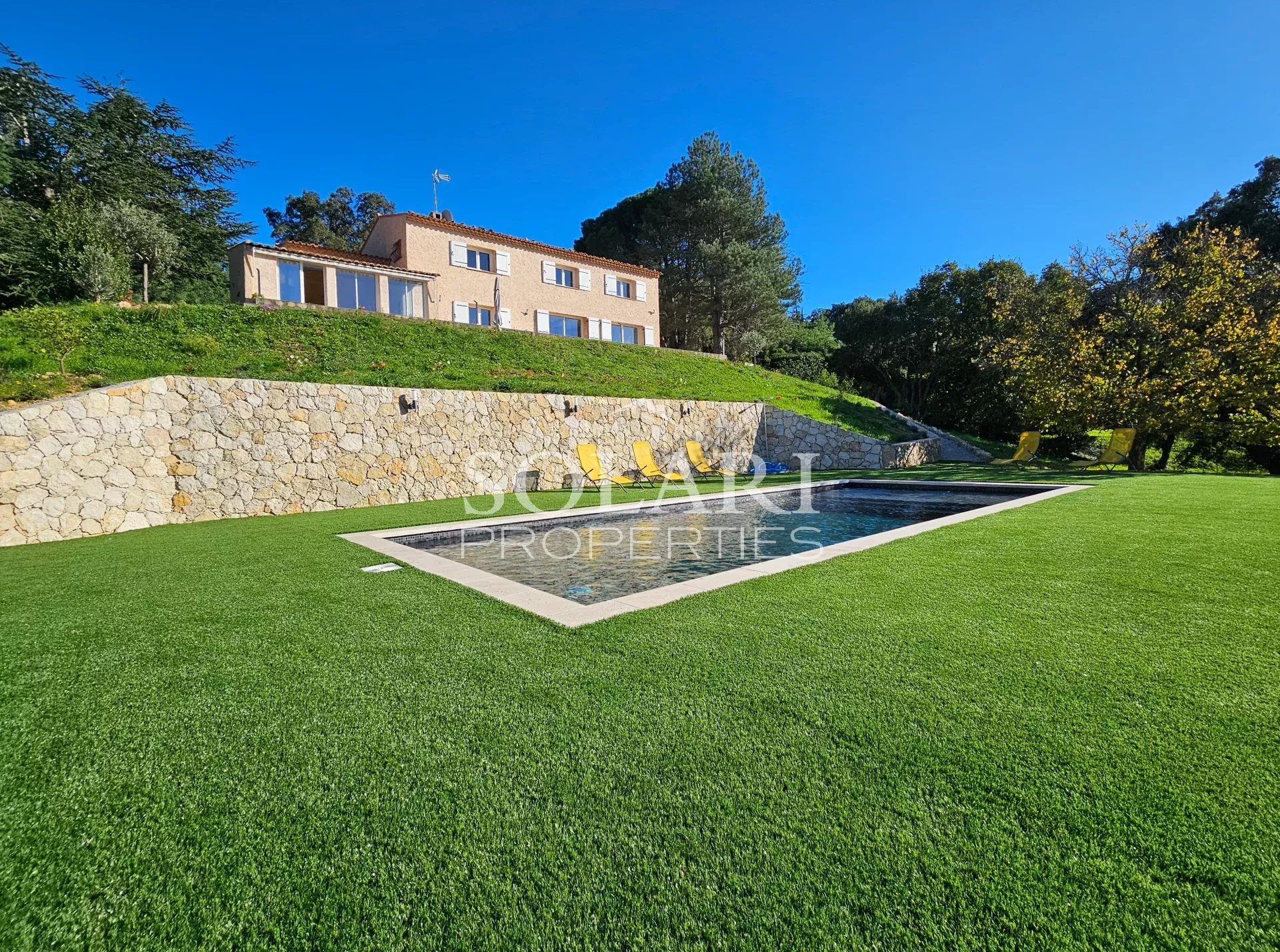 Villa avec piscine et vue panoramique sur les collines