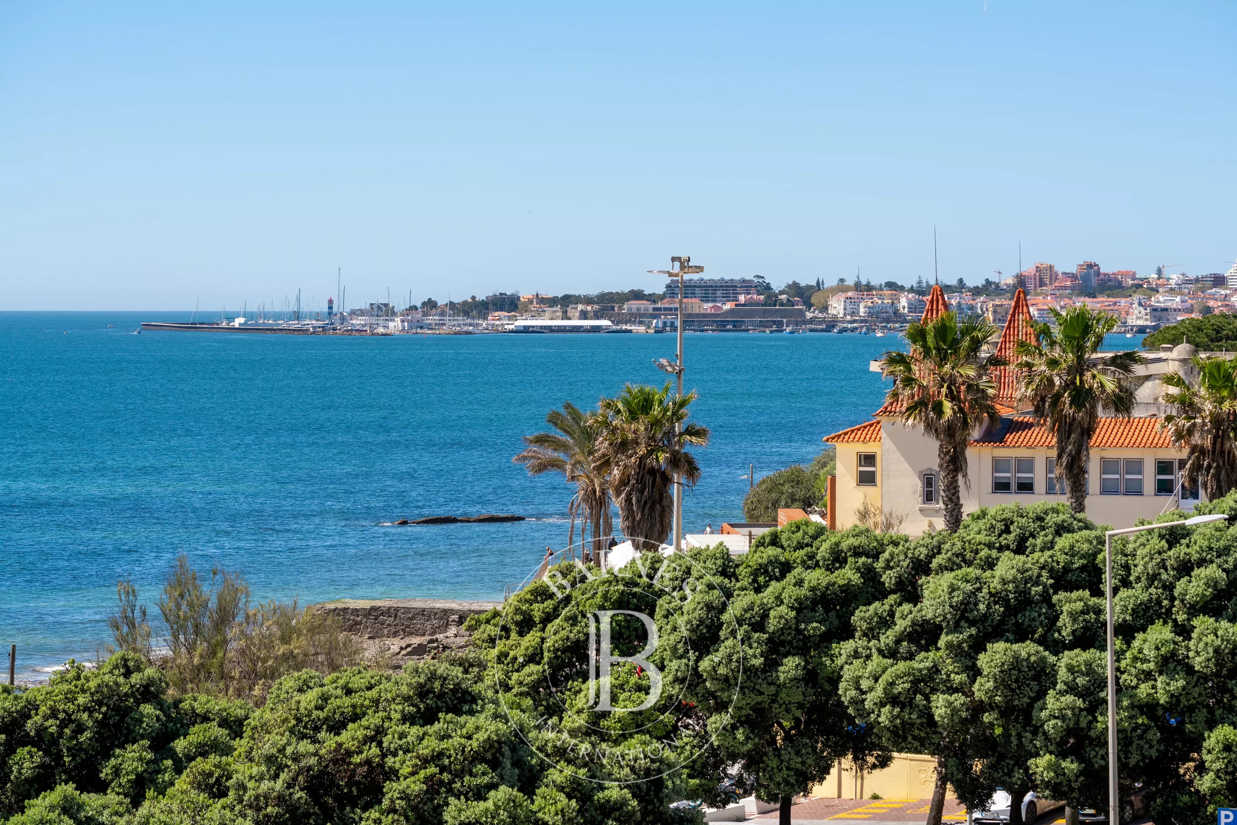 Jardin et vue sur la mer