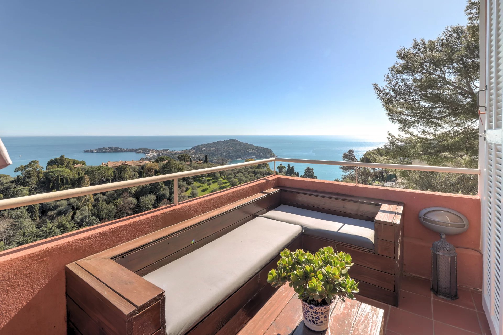 VILLEFRANCHE SUR MER - LES CAROUBIERS - 3 ROOMS - LARGE TERRACE - PRIVATE PARKING - 61M2