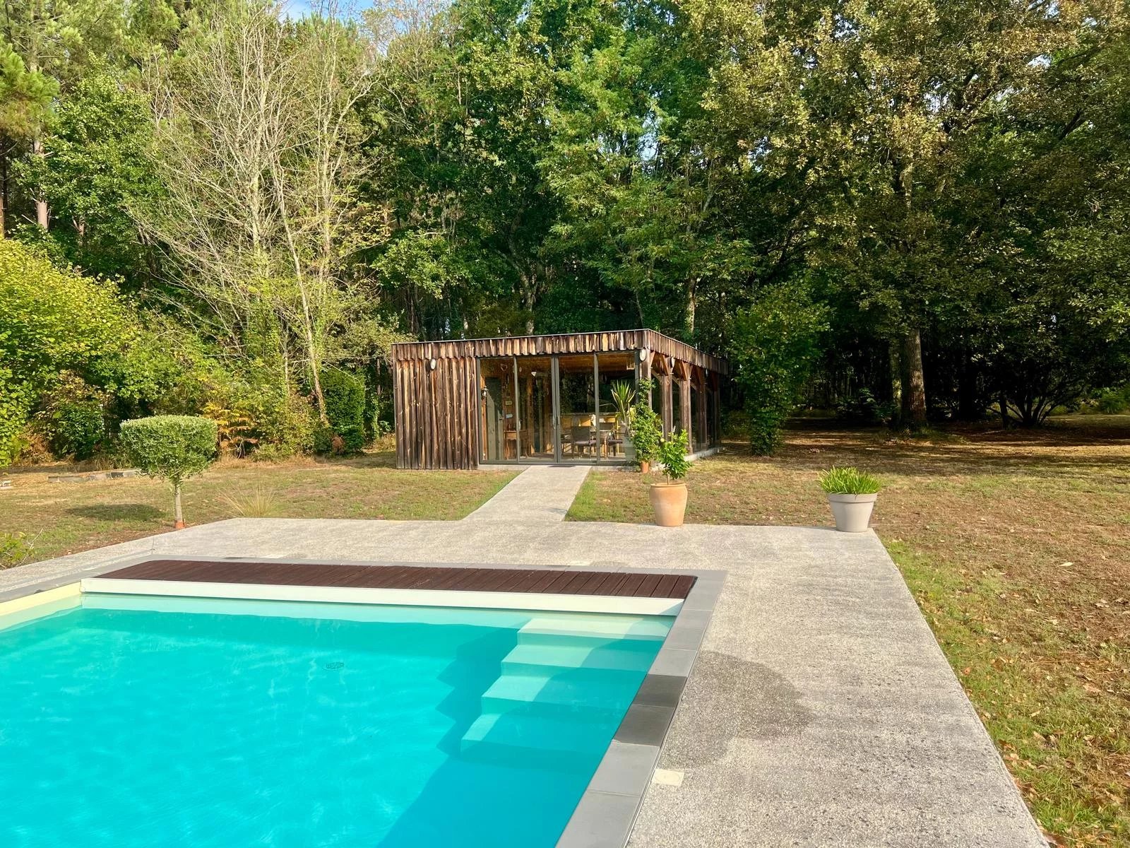 LAC DE SANGUINET - PROPERTY ON A LARGE PLOT WITH SWIMMING POOL