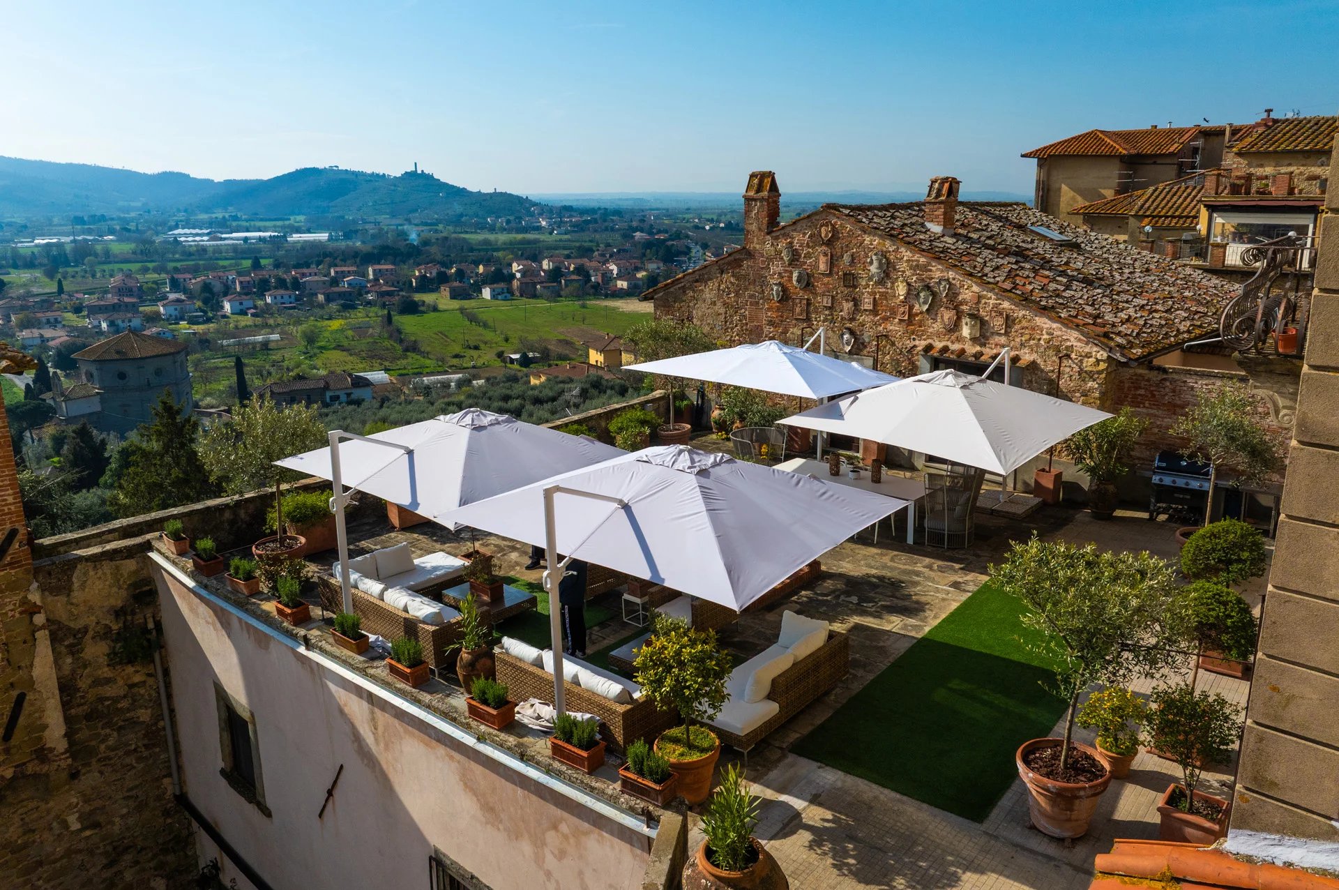  ELEGANTE APPARTAMENTO CON TERRAZZA PANORAMICA IN VENDITA A CASTIGLION FIORENTINO, TOSCANA
