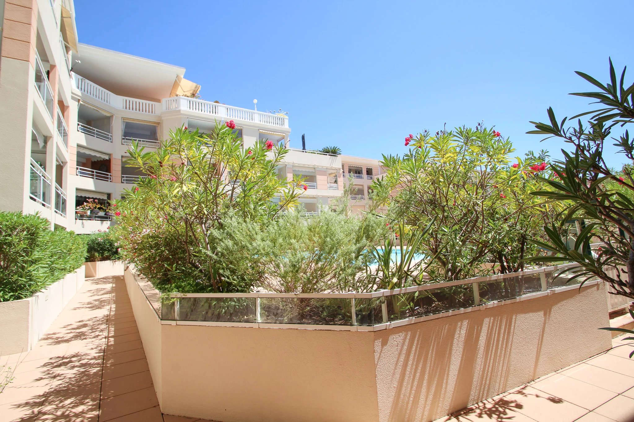 Charmant appartement 2 pièces de plain-pied (avec parking) à deux pas de la mer  Golfe-Juan