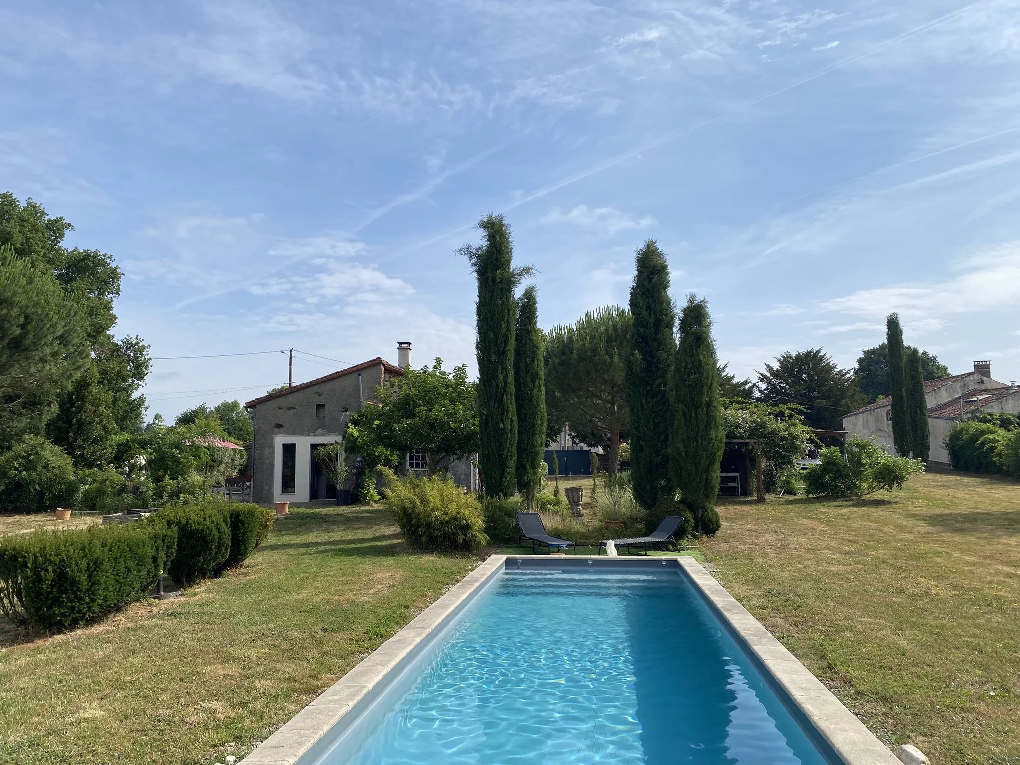 Character property just 5 minutes from Bellac, set in an exceptional natural environment.