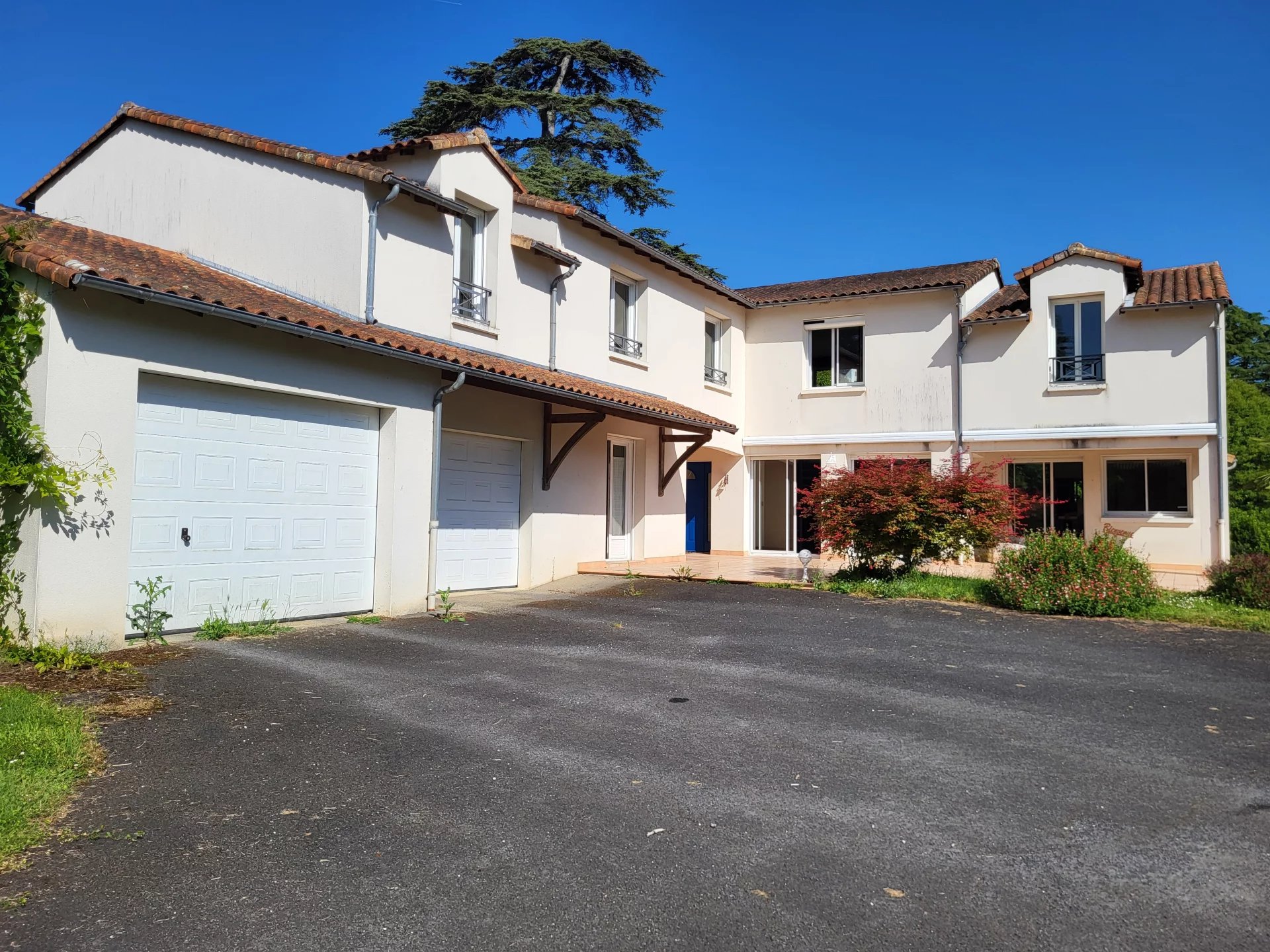 Modern 5-bed house with ground-floor bedroom on 8 ha with lake