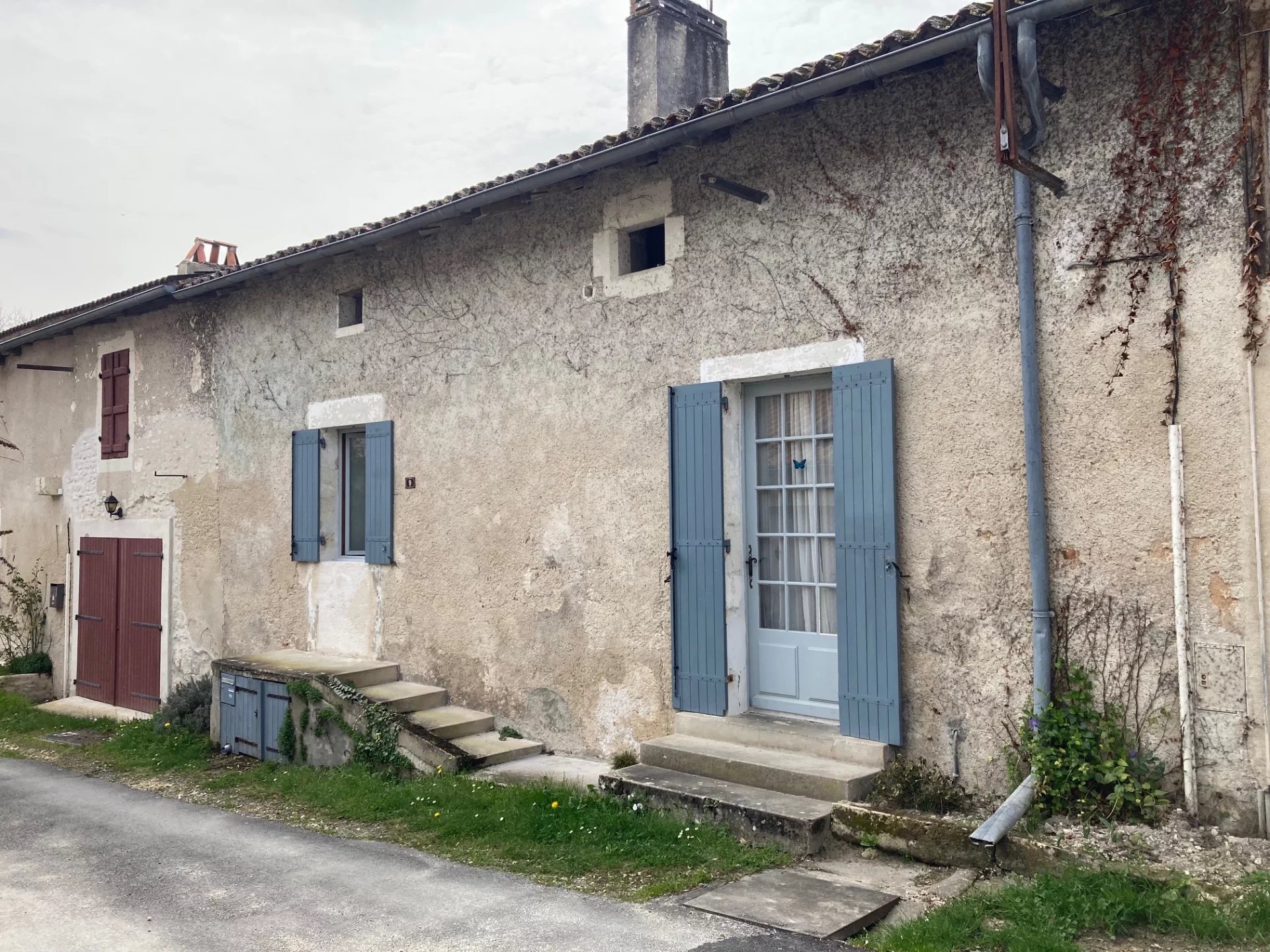 Joli petite maison en pierre dans un village populaire au bord de la rivière.