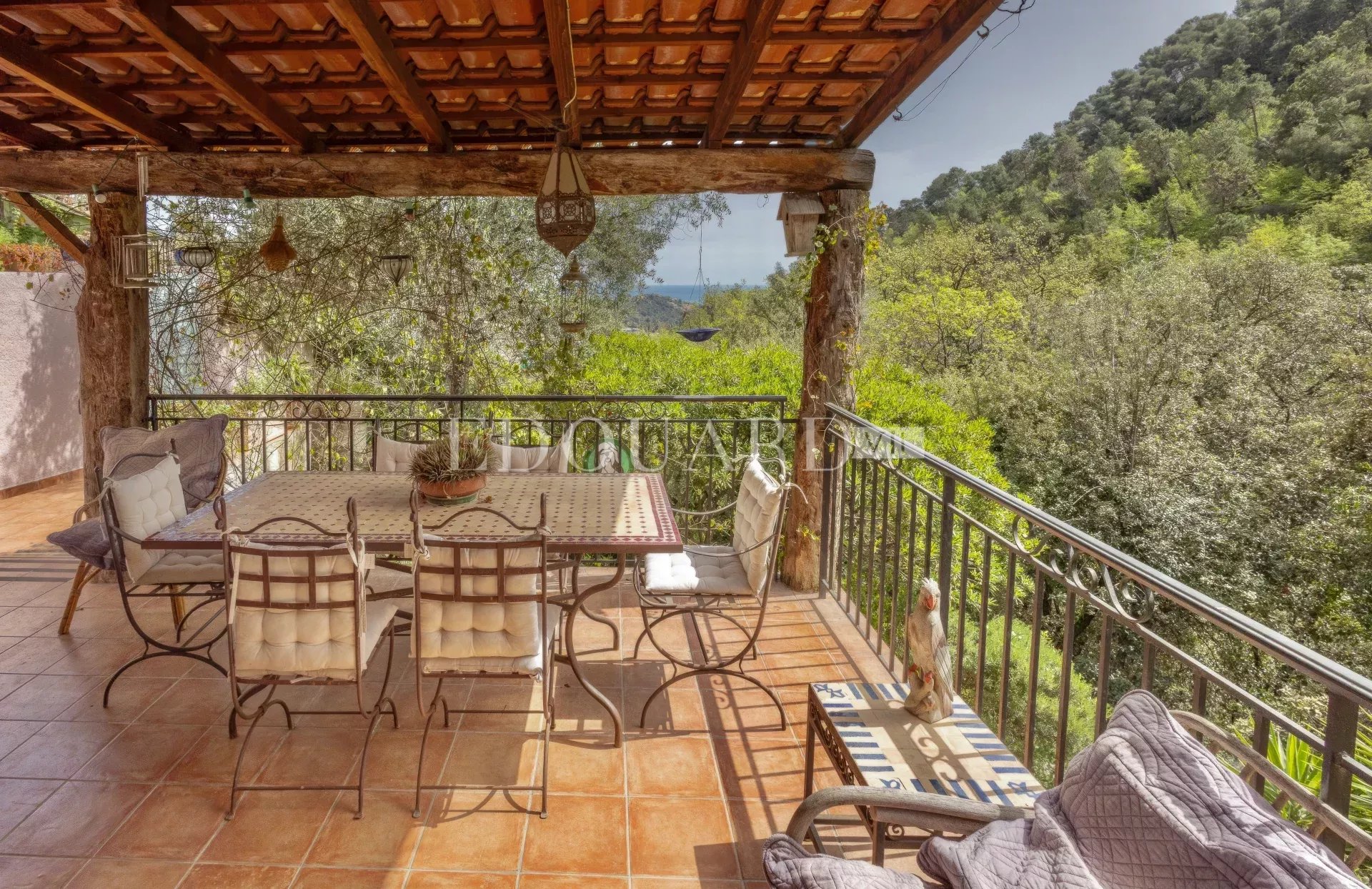 Proche du charmant village artistique de Gorbio, à vendre belle maison provençale