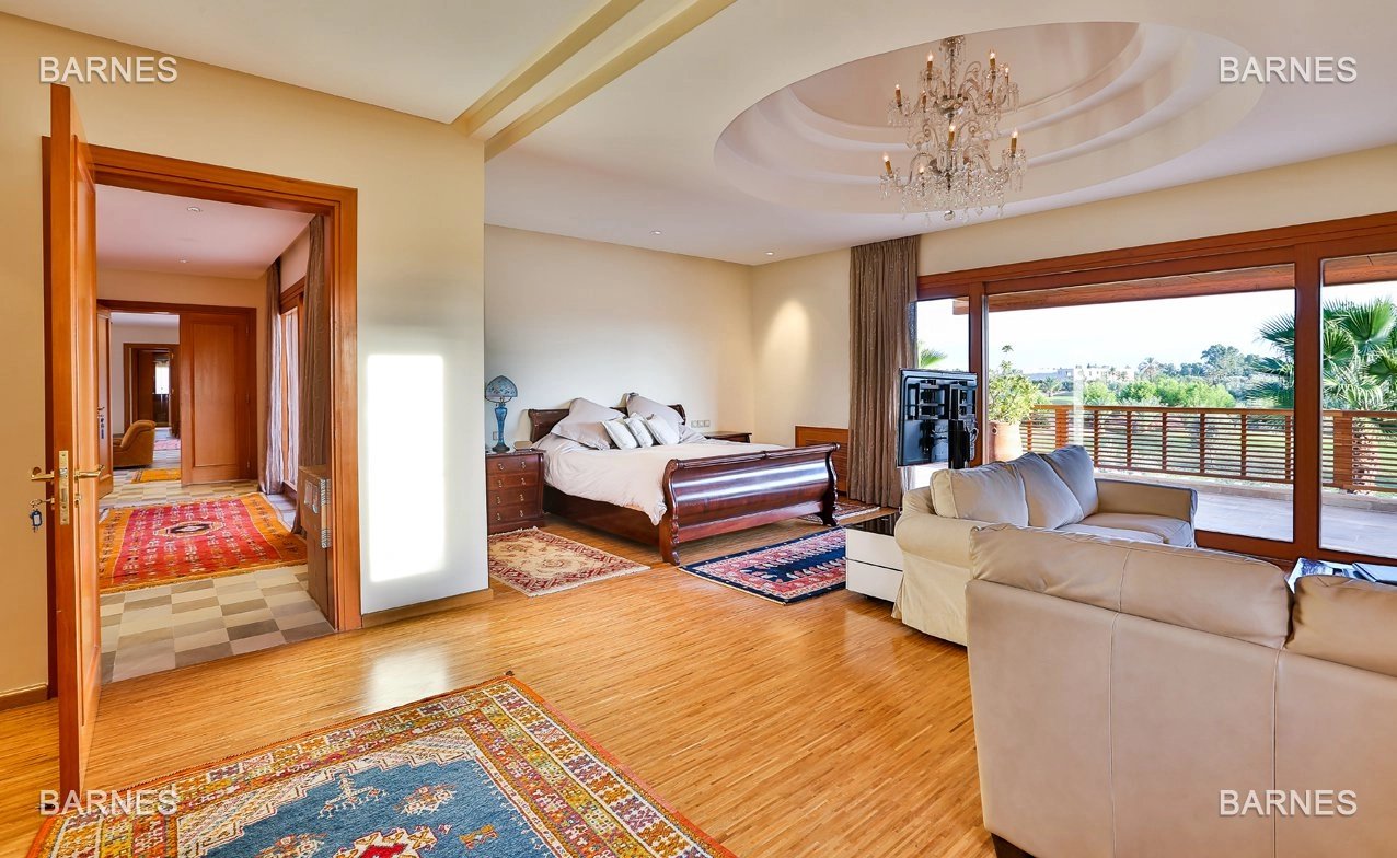 villa on golf with exceptional finishes , very high quality materials , lift ....