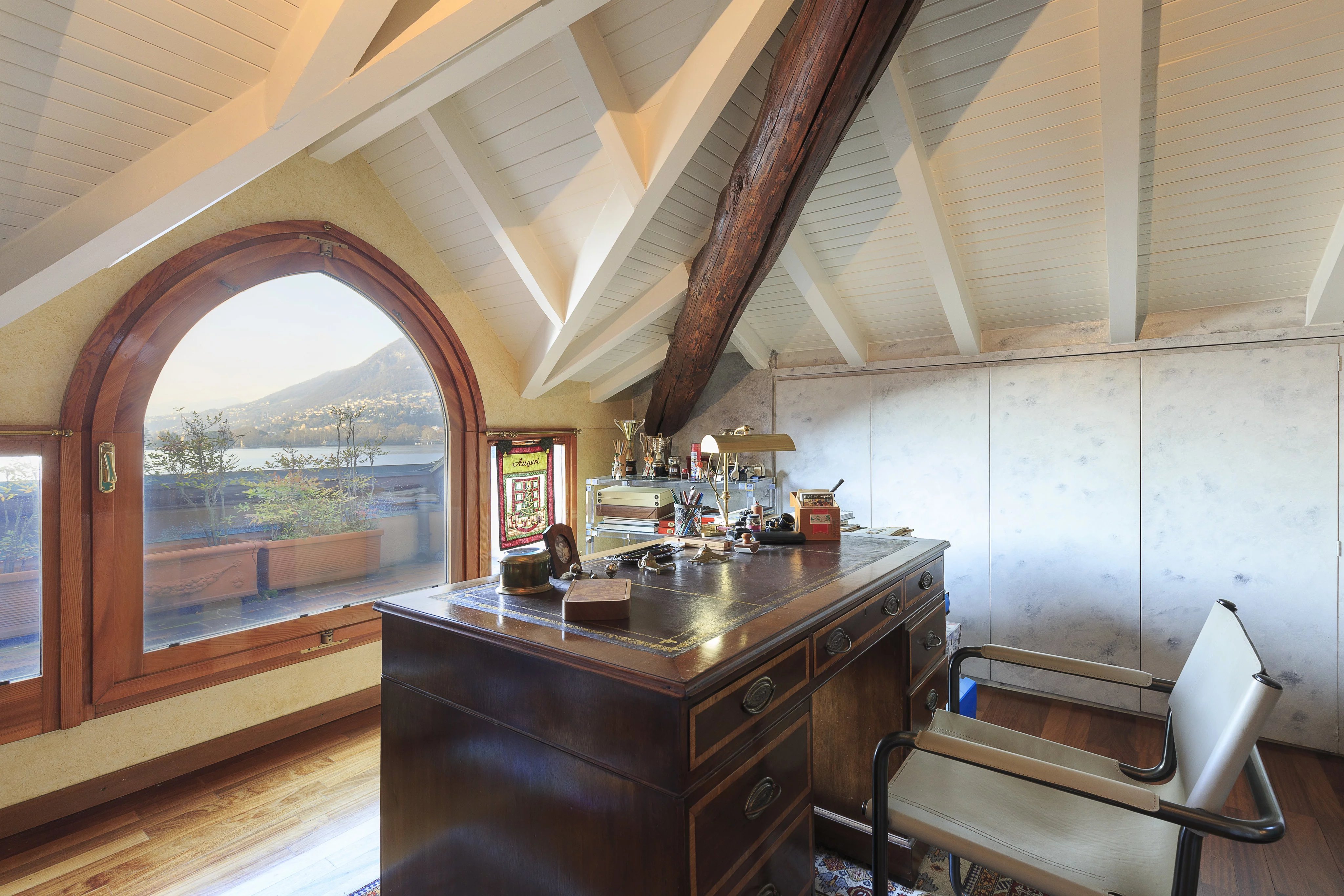 Portion of Villa, pied à l'eau, for sale in Como, on the Lake. - picture 24 title=