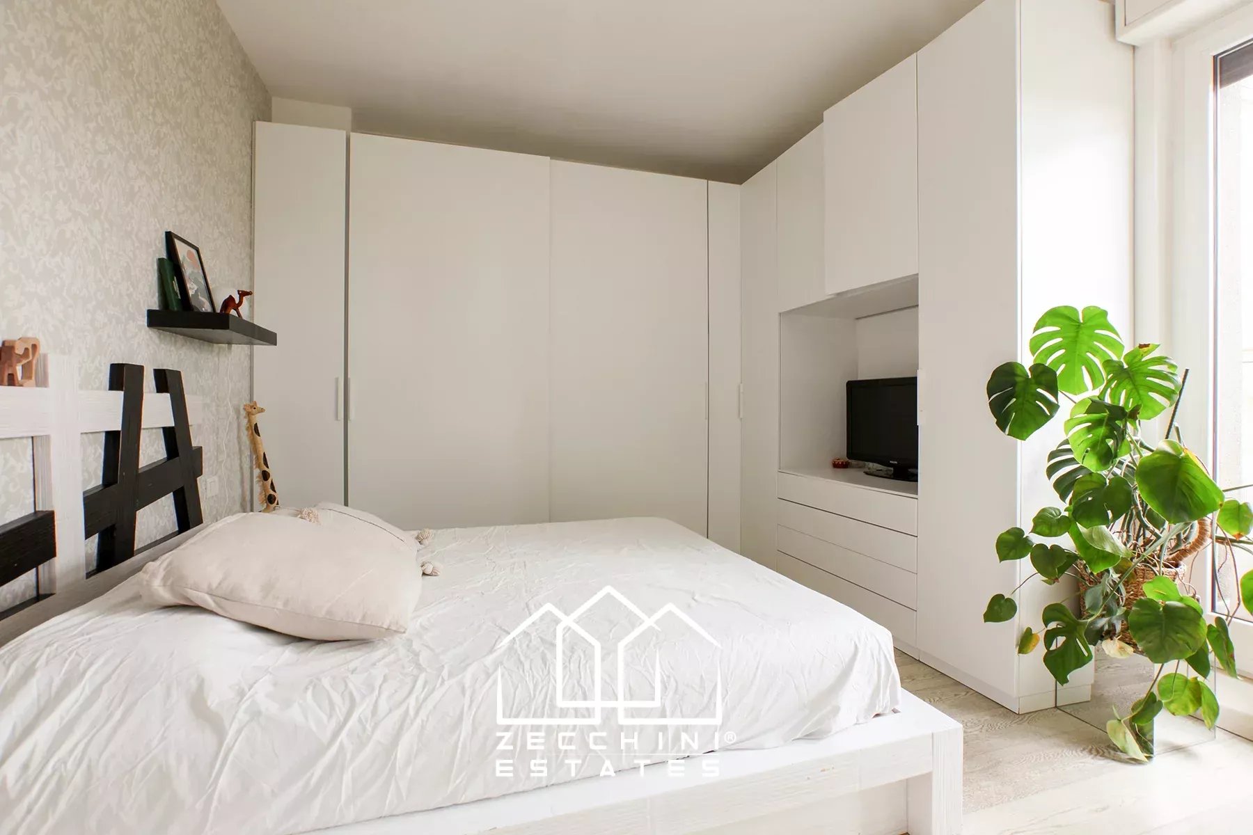 Pleasant one-bedroom with large terrace.