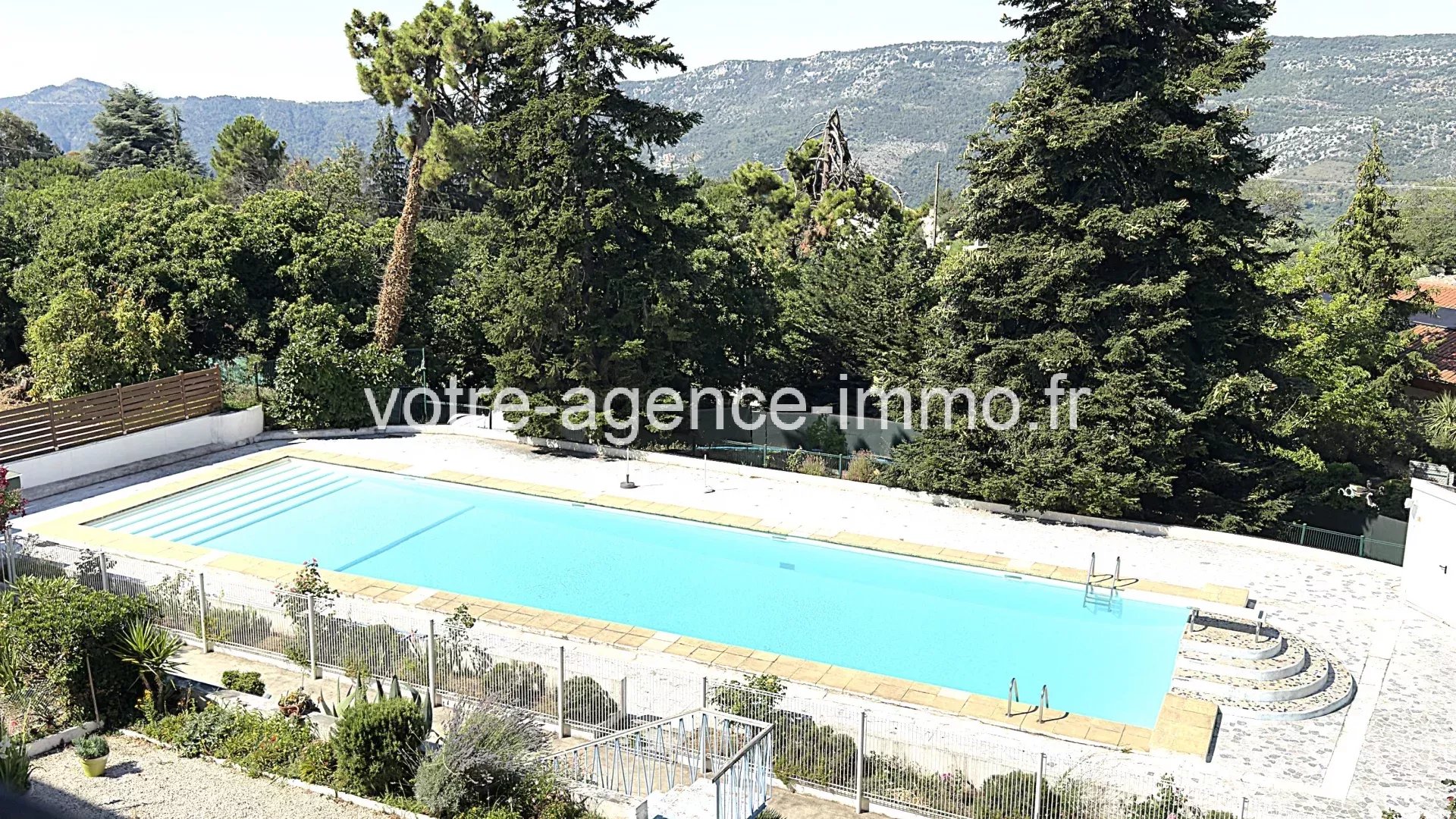 Berre-les-Alpes – T2 en dernier étage, piscine, parking