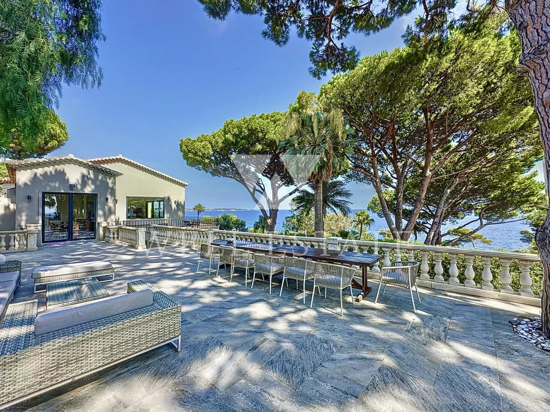 VILLA IN CANNES - 300M² - GATED ESTATE - 6 BEDROOMS - A TRUE GEM