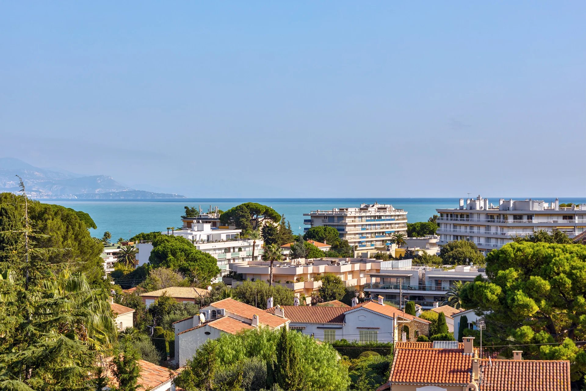 ANTIBES, Rostagne: Penthouse med stor terrass, havsutsikt, gångavstånd till centrum och stränder