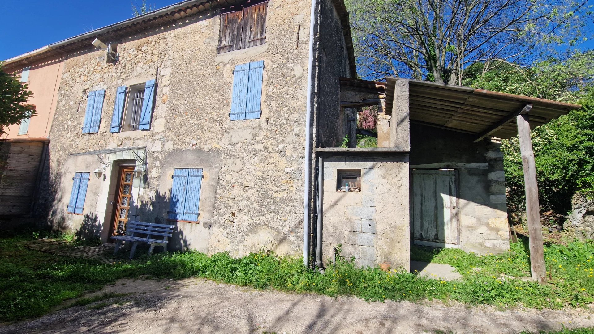 GRASSE OUEST, maison de hameau jumelée 1 coté à rénover