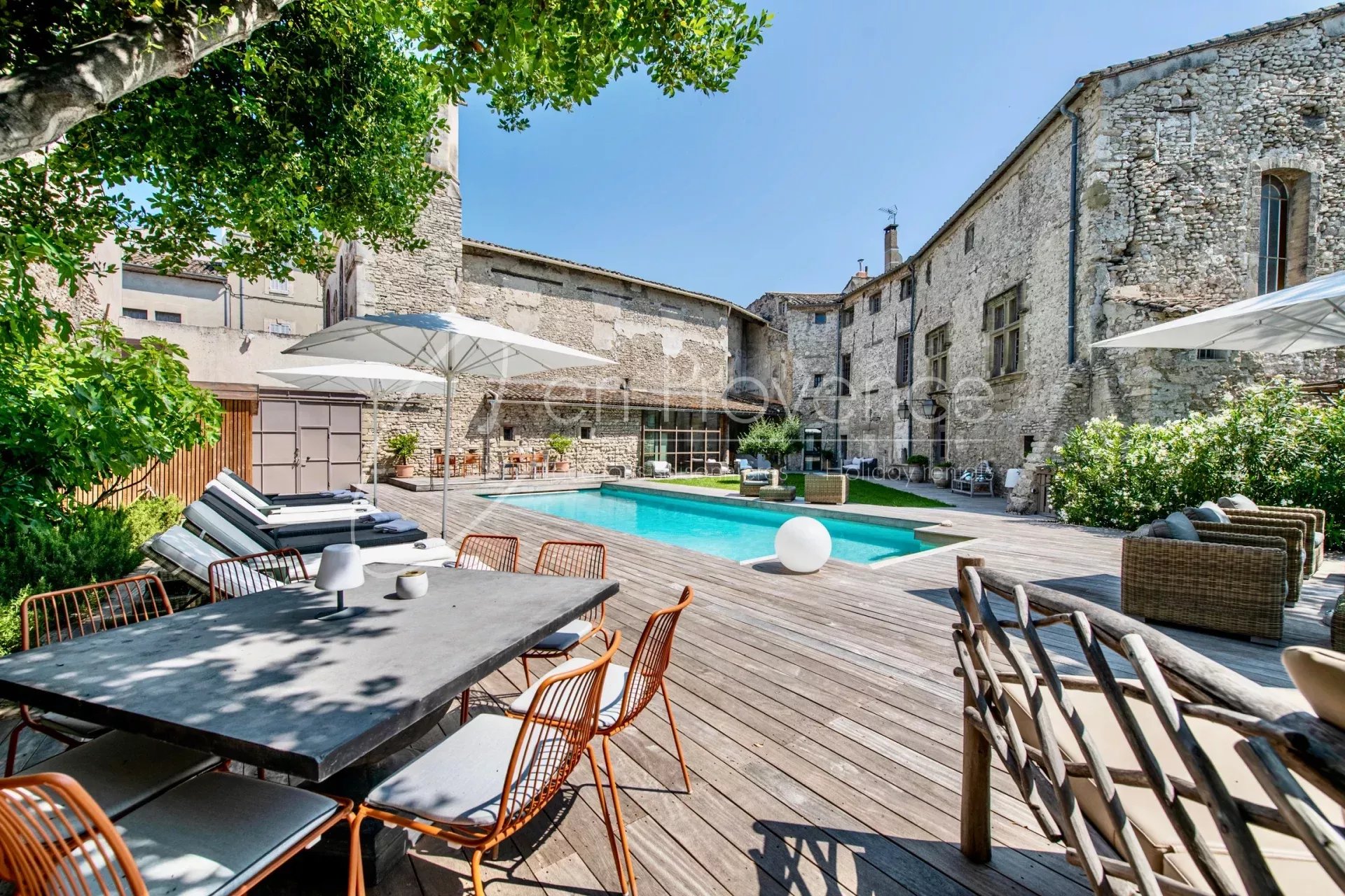 In the heart of L'Isle-Sur-La-Sorgue unique property to rent
