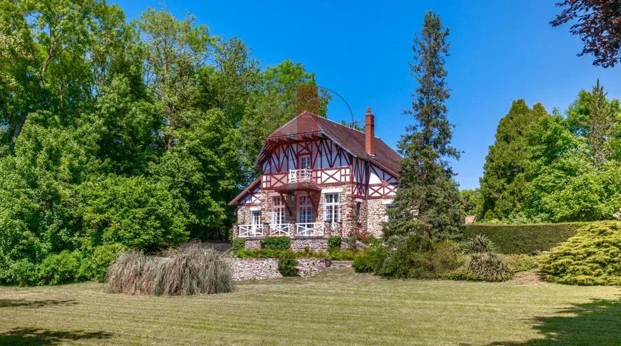BOISSISE LA BERTRAND - STUNNING 246 M² WITH CONVERTIBLE OUTBUILDINGS 70 m² on 4,069 m² of land