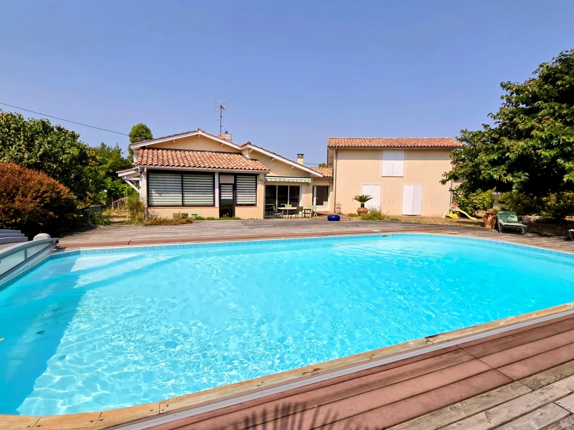 Maison de village avec piscine et son appartement à proximité de la Bastide de Monségur ( Gironde )