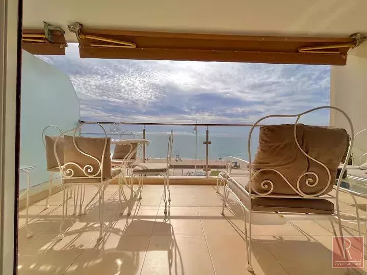 Cannes Palm Beach – Prime Seafront Location