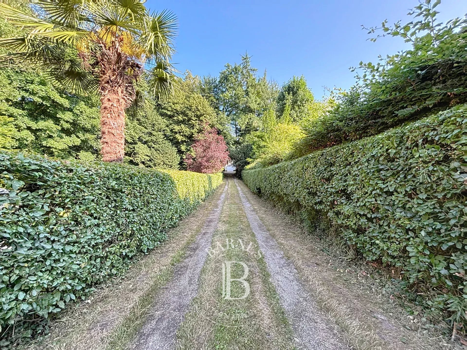 Uccle - House to renovate - Beautiful land of 55 ares