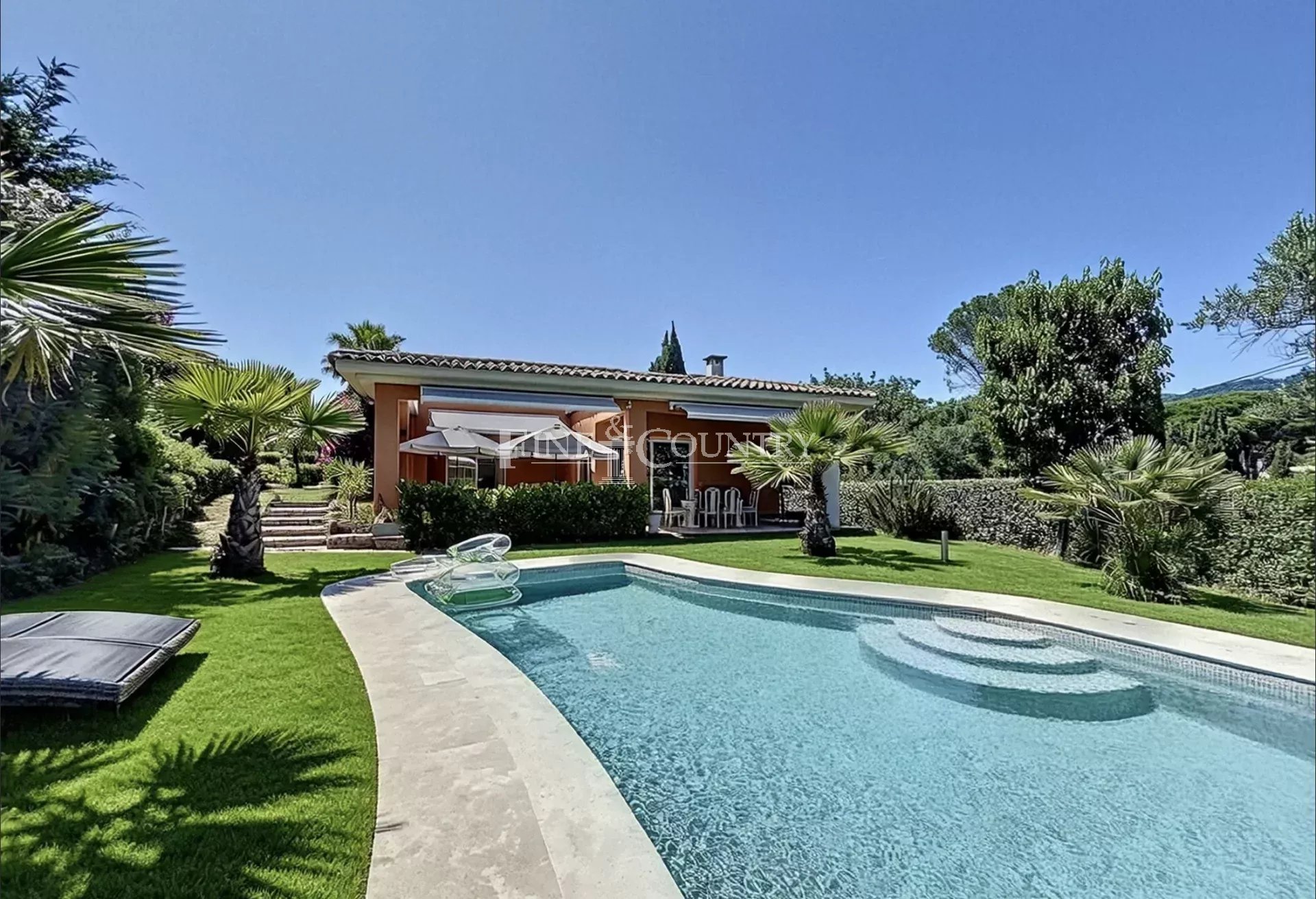 Photo of Villa for sale in Mandelieu in private domain with partial sea view