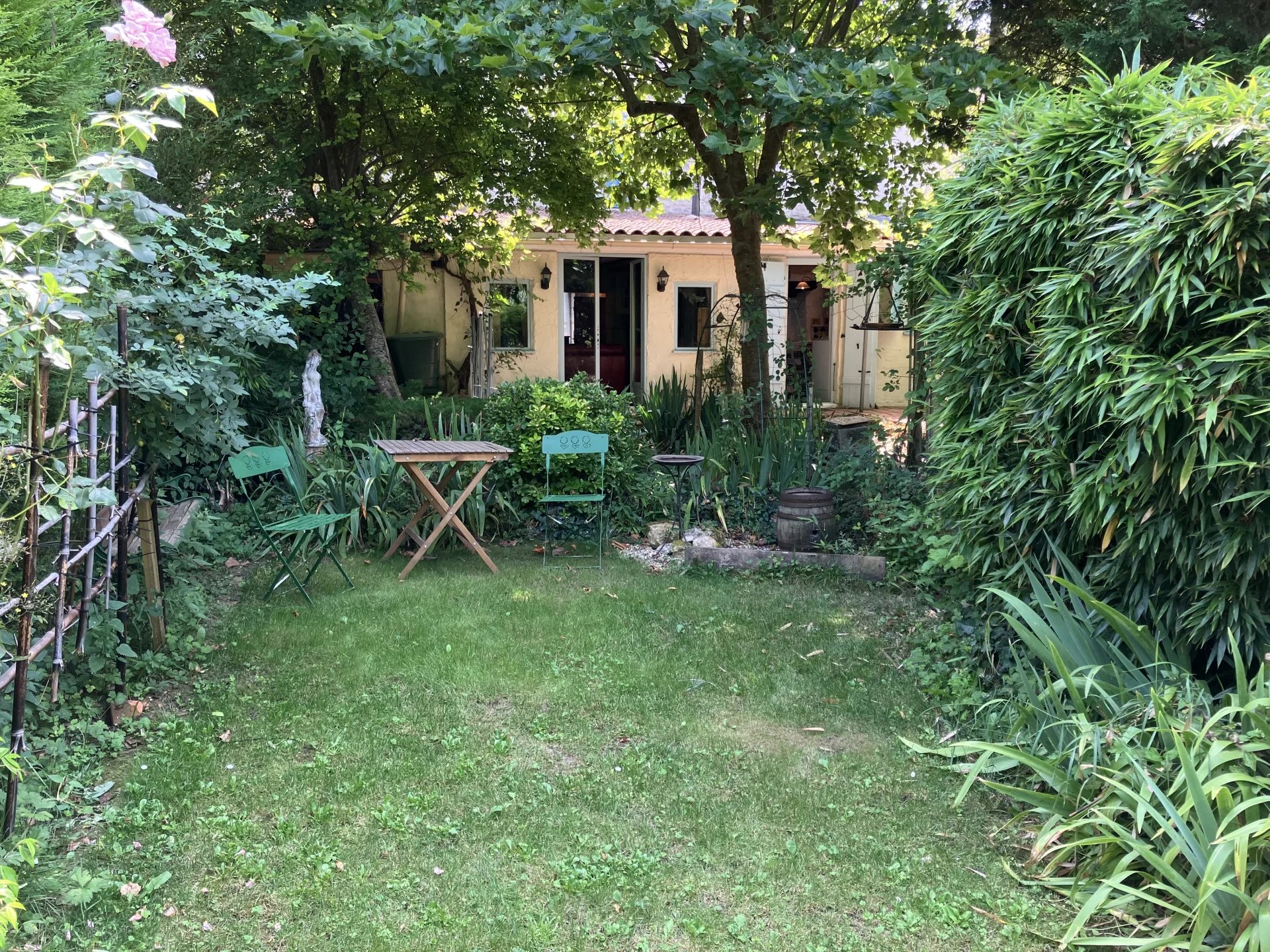 Une maison de village en pierre avec 3 chambres et beaucoup de cachet.