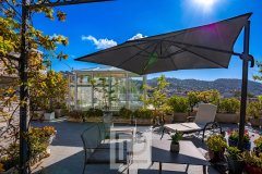 Fully renovated luxury top floor apartment with huge furnished terrace — photo 3 of 6