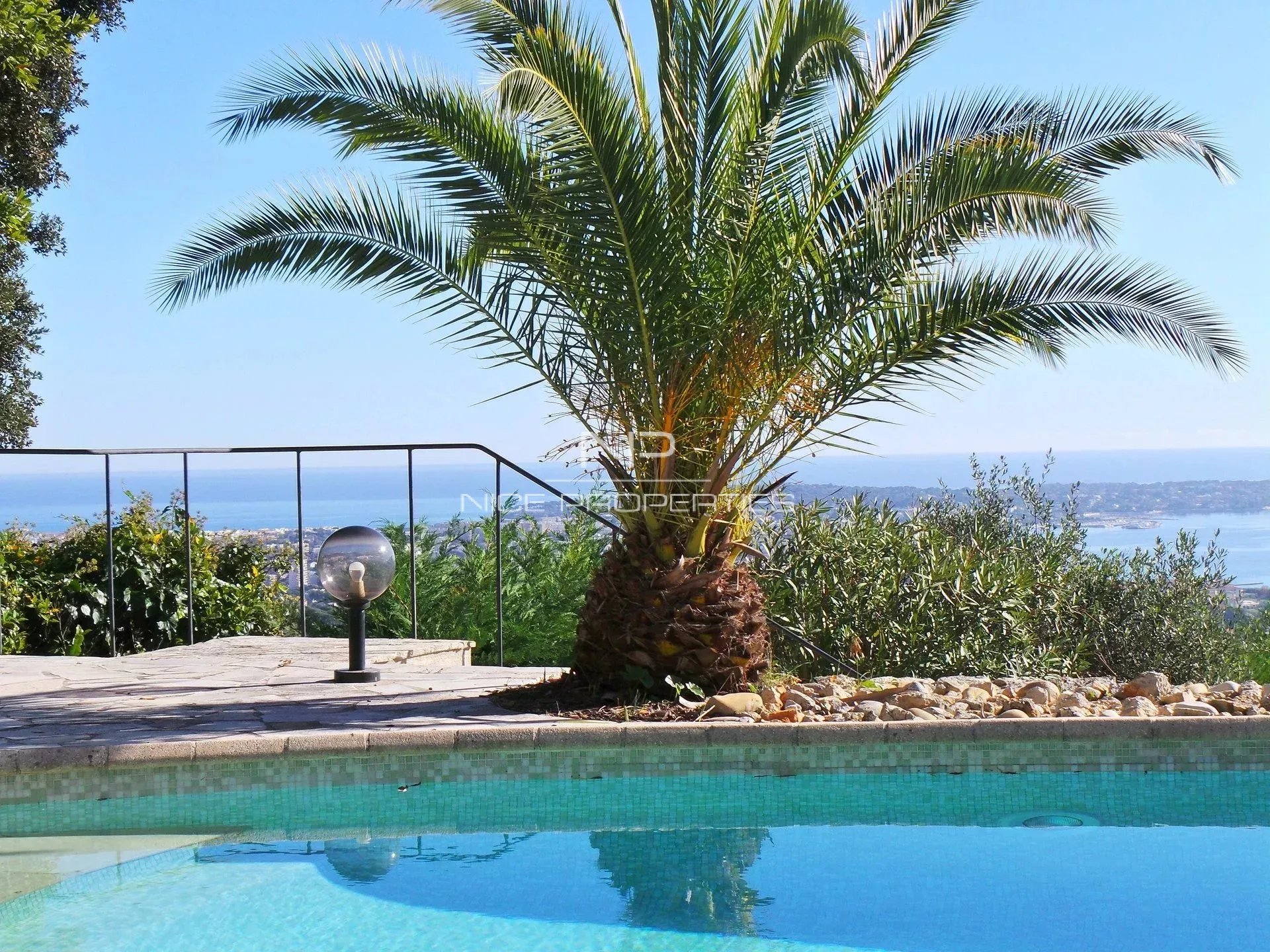Villa Provençale avec vue mer panoramique à 15 minutes du centre de Cannes.