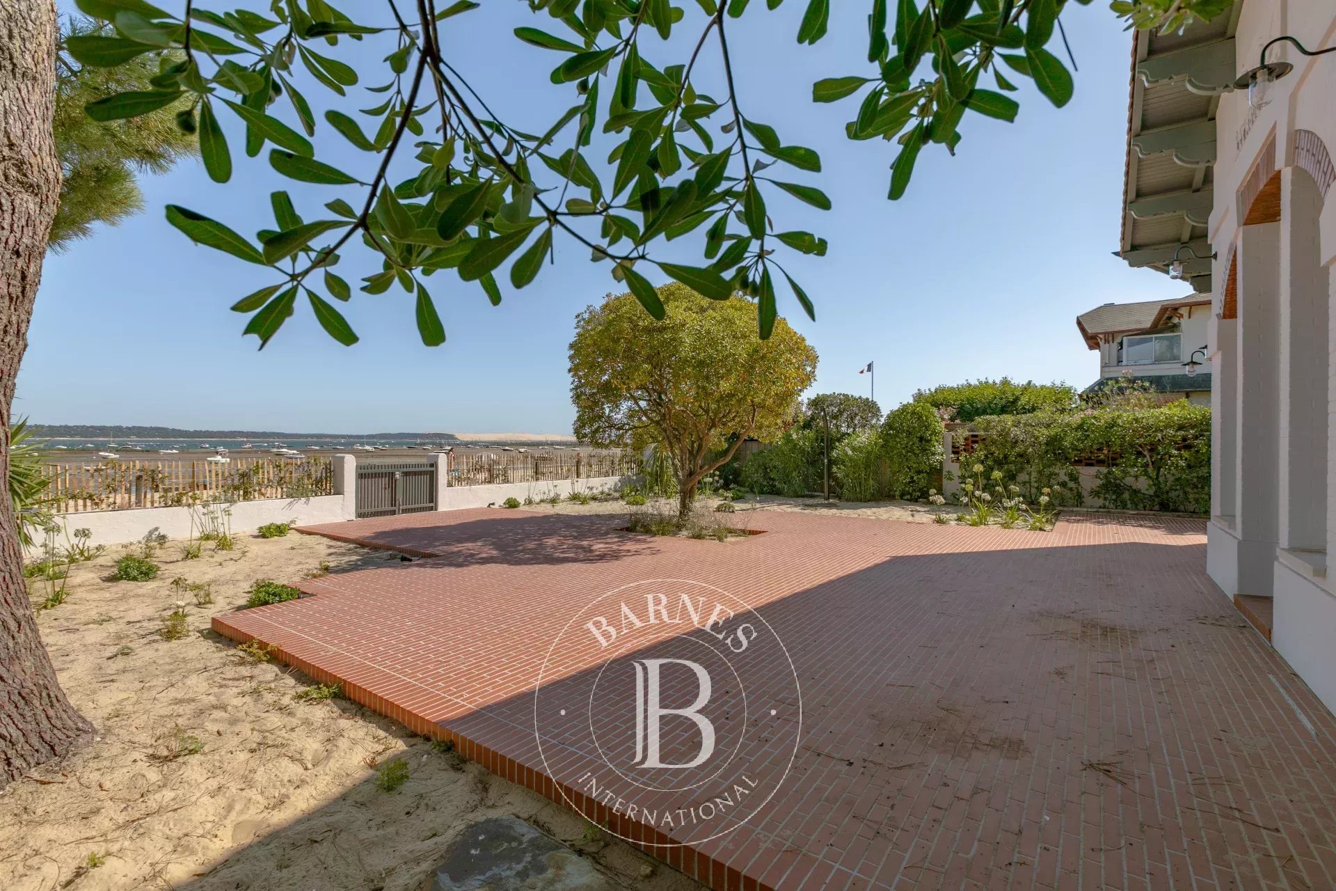 SUMPTUOUS FRONT-LINE VILLA IN CAP FERRET VILLAGE - picture 4 title=