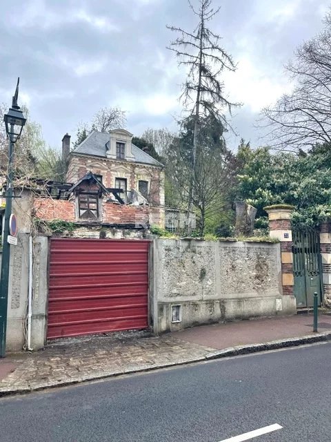 Maison de caractère à restaurer, centre ville Yerres, sur en