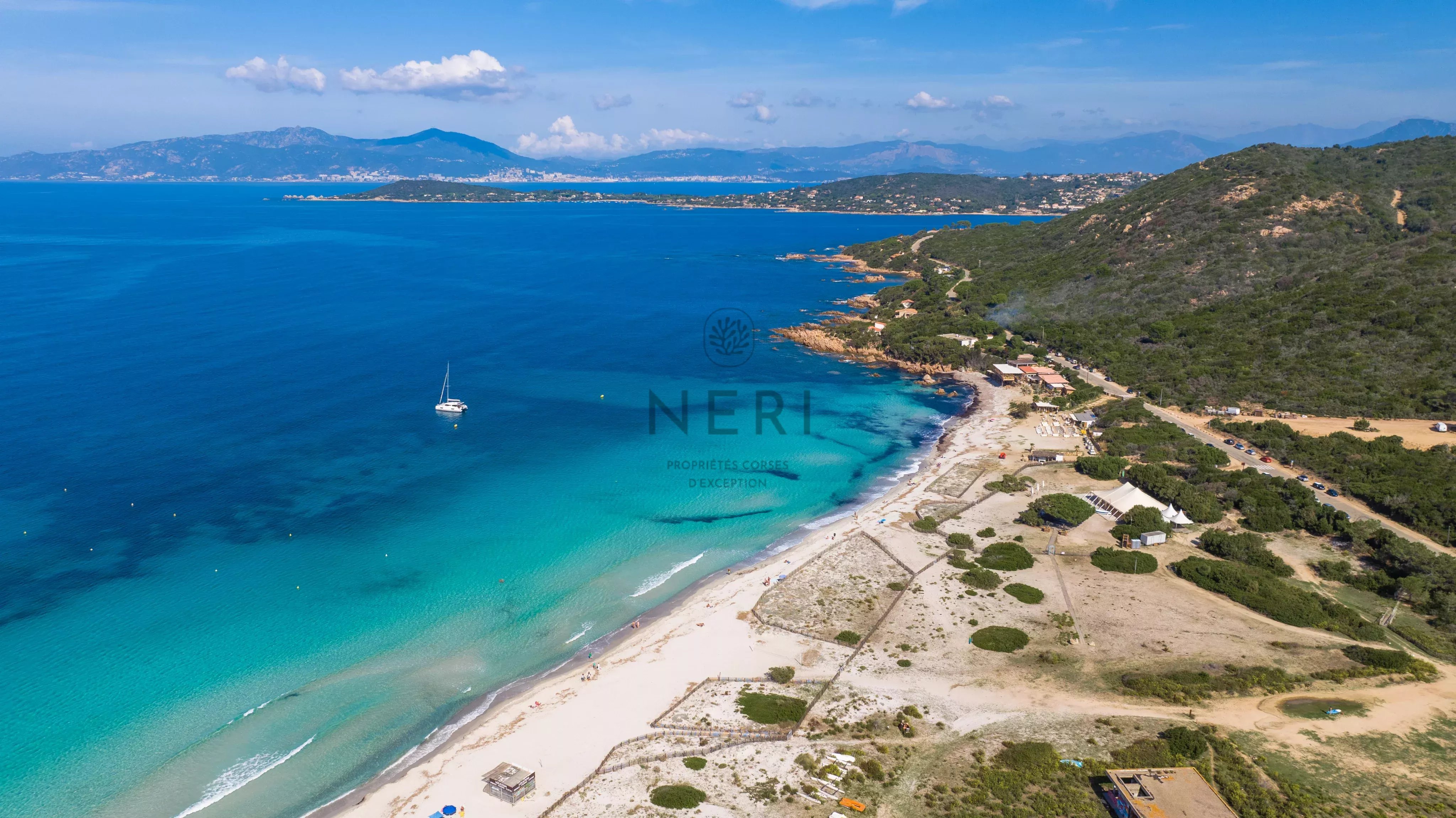 Villa MADALENA // Les pieds dans l'eau