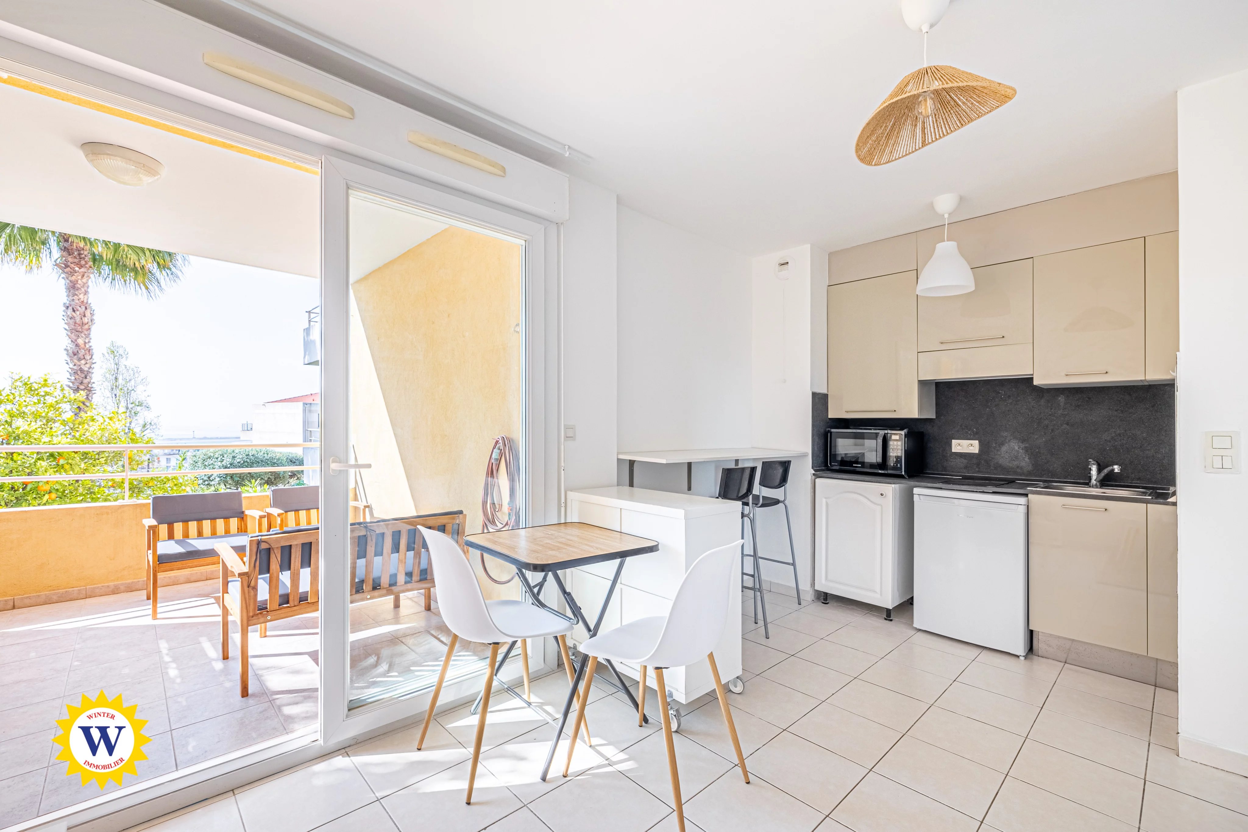 NICE OUEST - STUDIO AVEC TERRASSE ET PARKING - Photo 5
