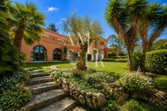 Unique Opportunity: Private Estate Featuring 2 Independent Villas and a Swimming Pool. — photo 3 of 7