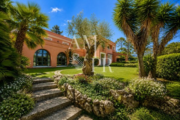 Unique Opportunity: Private Estate Featuring 2 Independent Villas and a Swimming Pool. — photo 3